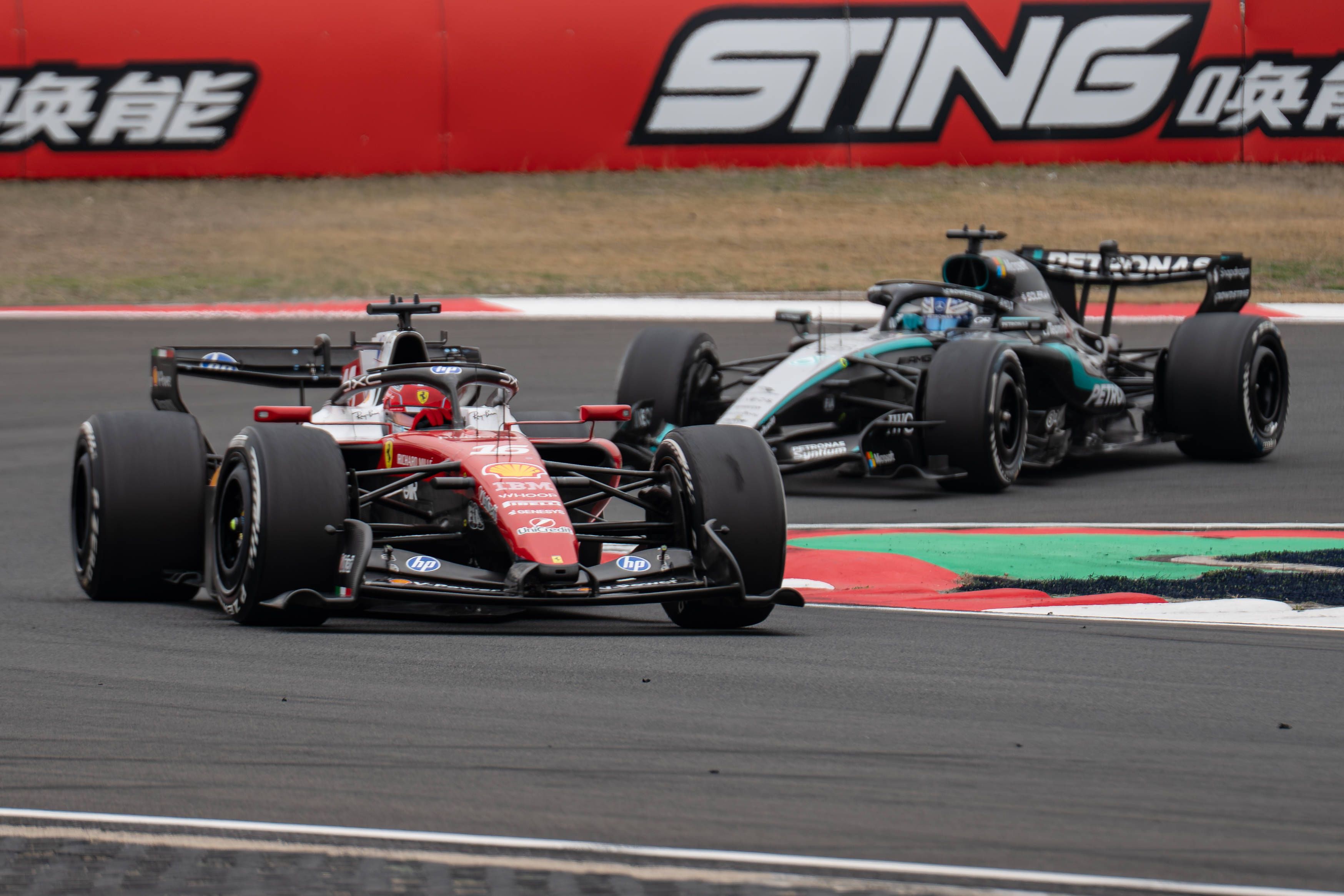 Lewis Hamilton und George Russell.