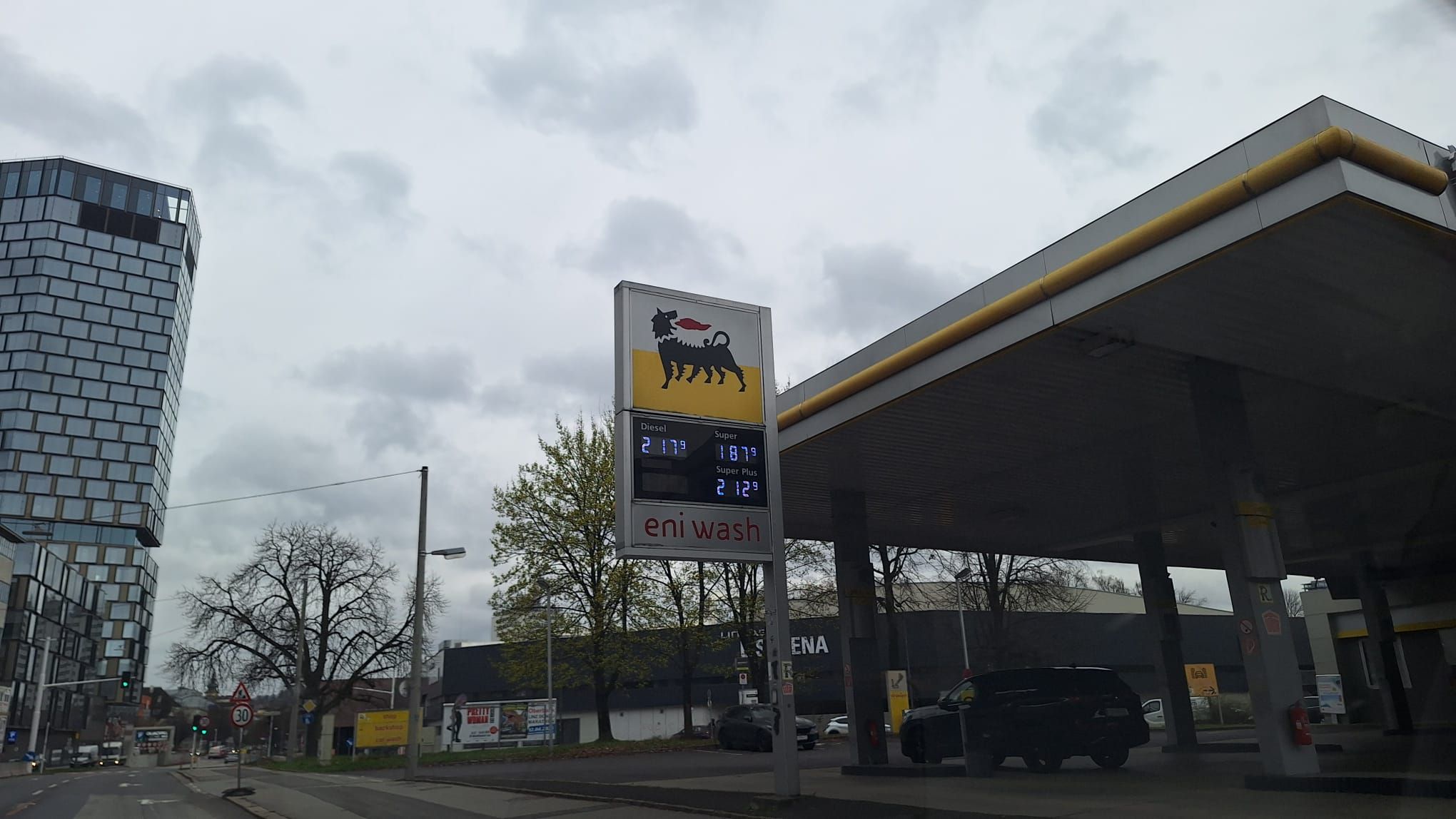 Wie an dieser Tankstelle in Linz am Donnerstag in der Früh ist Diesel überall teurer als Super.