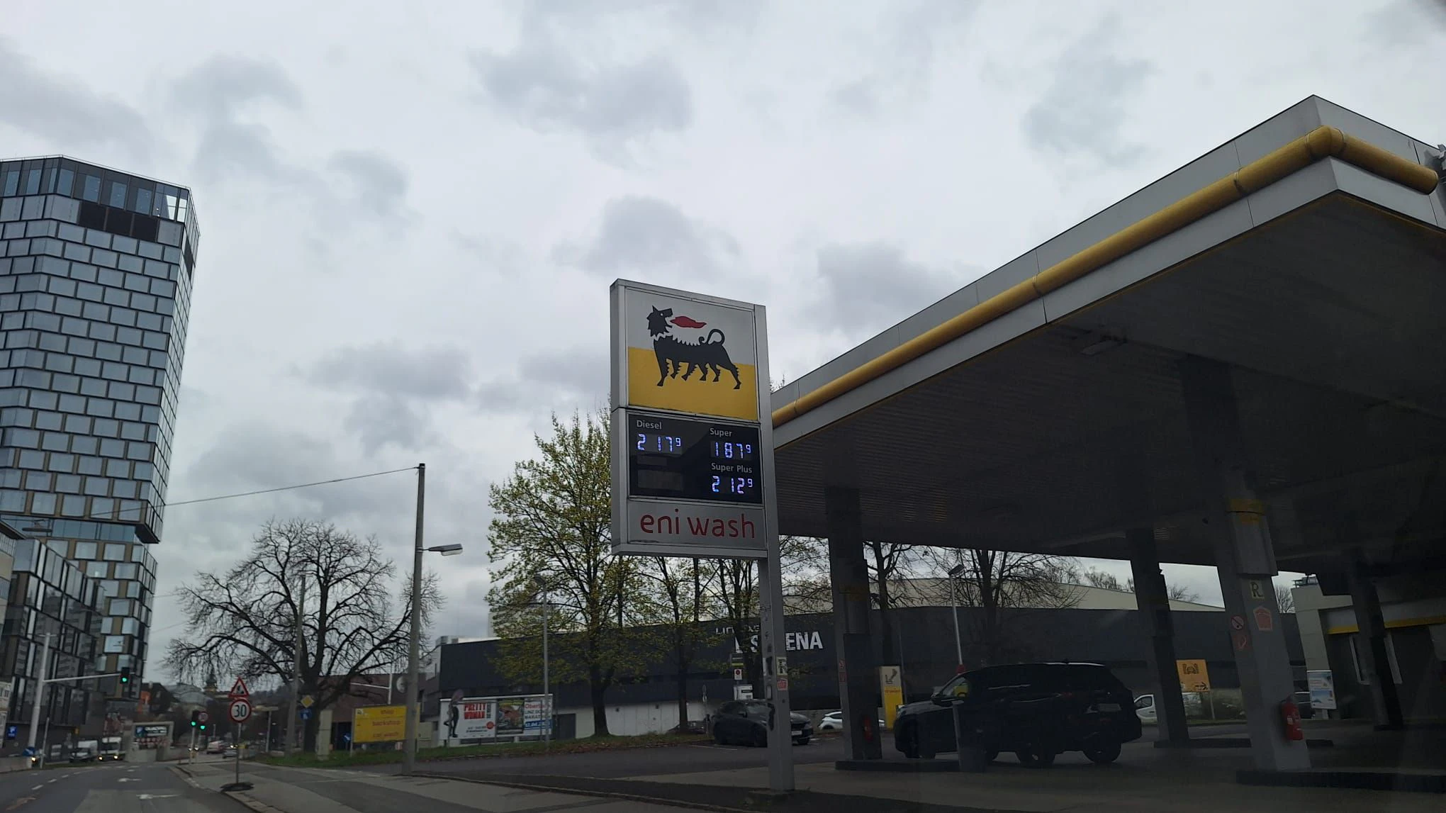 Heute.at - Diesel ist derzeit pro Tank um 18 Euro teurer als Super