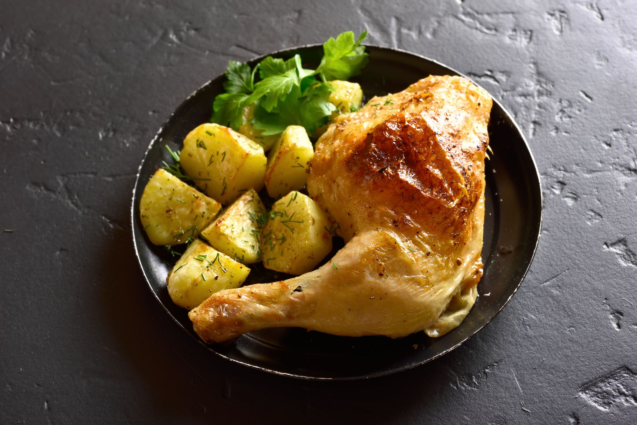 Das Hühnchen mit Ofenkartoffeln für zwei Personen kommt auf rund 4,30 Euro.