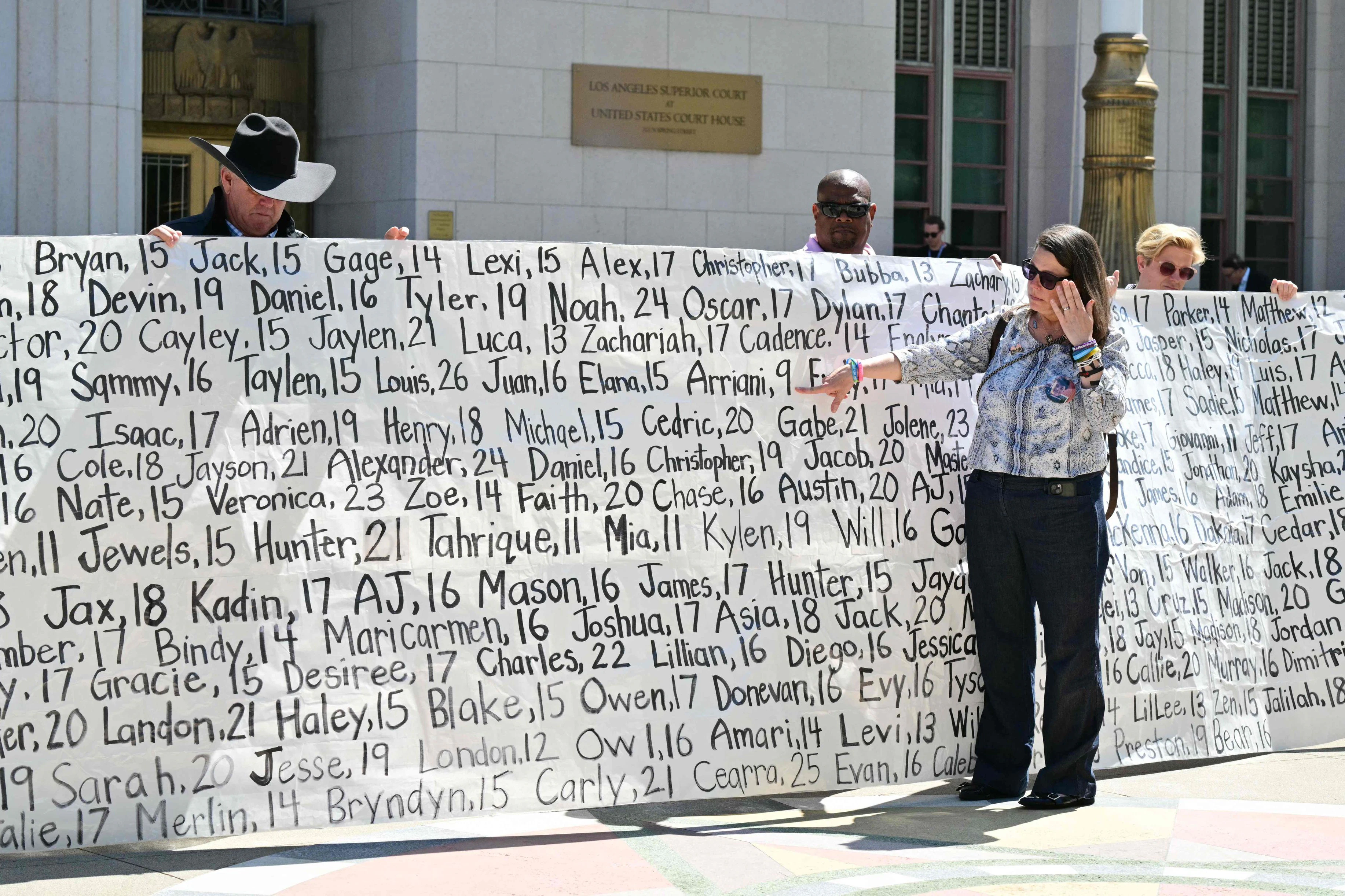 Mary Rodee, deren 15-jähriger Sohn Suizid verübte, vor einem Transparent mit den Namen von jungen Opfern, denen die Praktiken der Social-Media-Plattformen zum Verhängnis wurden