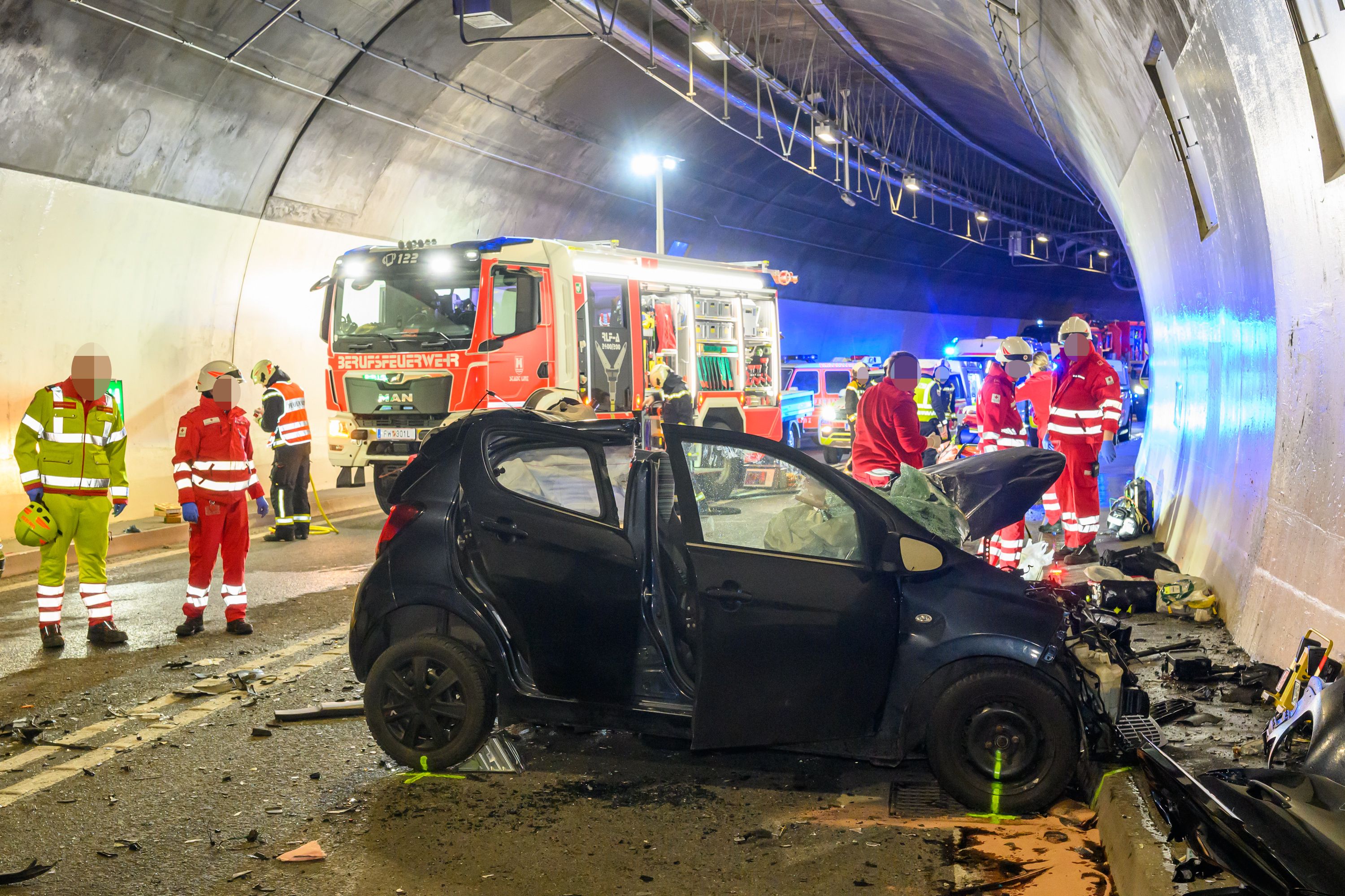 Die Lenkerin (20) des Pkw starb noch im Tunnel.