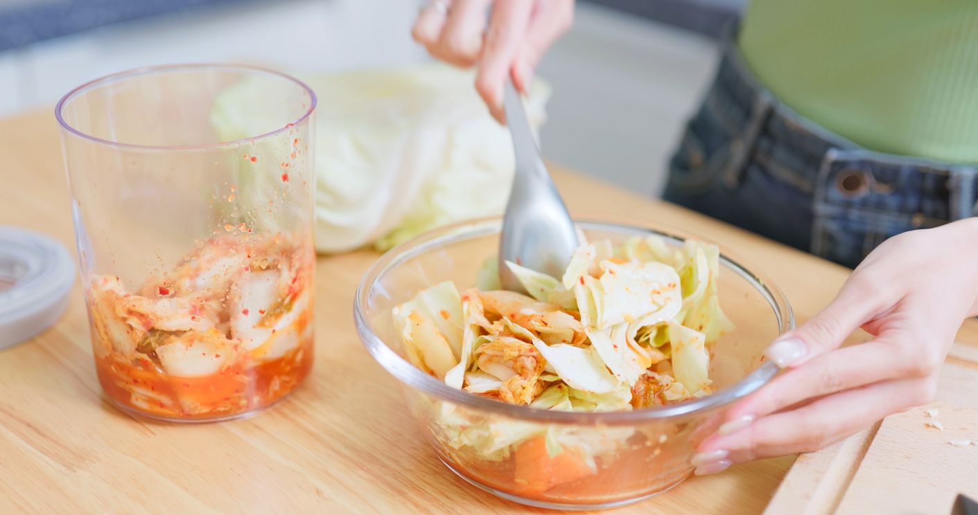 Laut Forschern könnten Probiotika, etwa aus fermentierten Lebensmitteln wie Kimchi, helfen, Nanoplastik im Darm zu binden und so auszuscheiden.