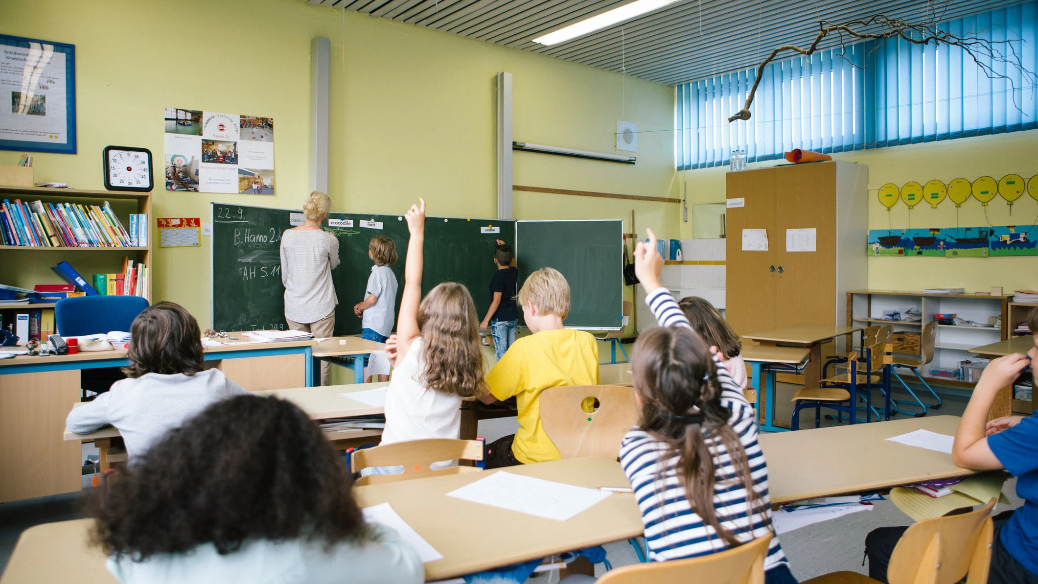 Heute.at - Schüler werfen Sessel auf Lehrer – Gewalt explodiert