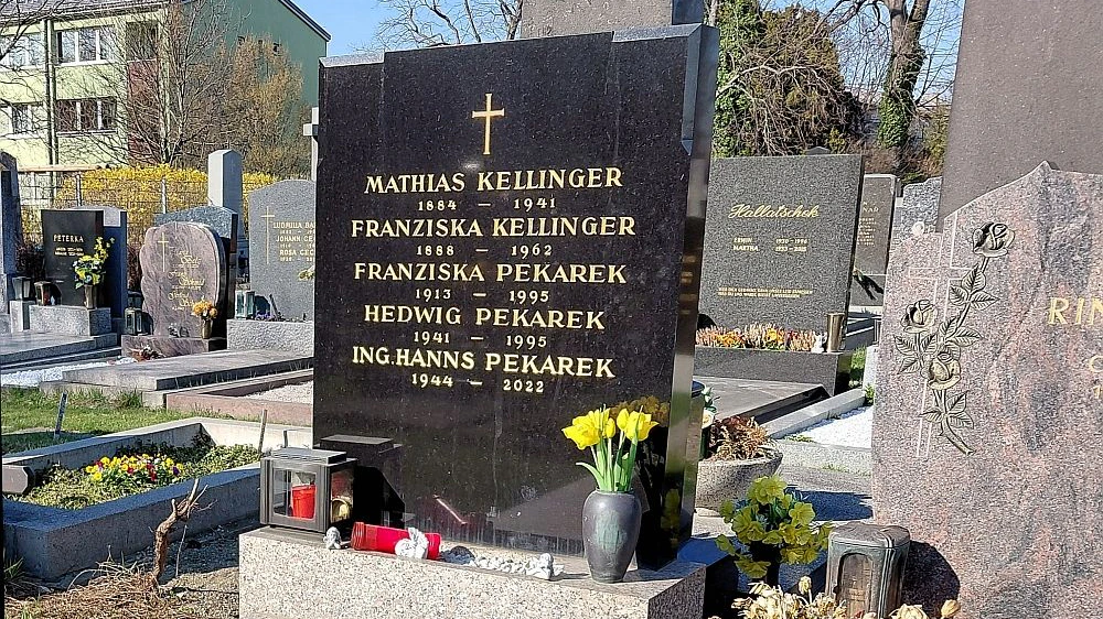 Das Grab des ehemaligen Wartungschefs Hanns Pekarek.