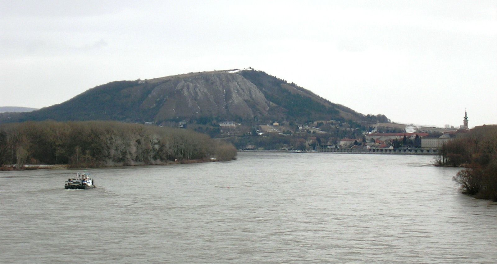 Blick auf den Braunsberg in Hainburg an der Donau