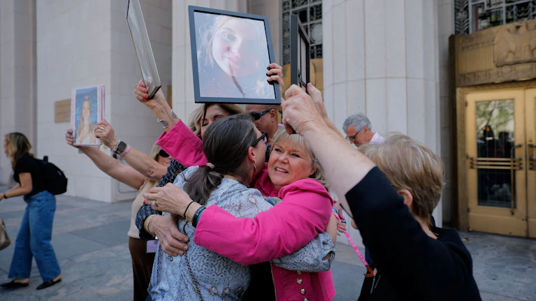 Für die Konzerne sind die Millionen nur ein Klacks, die Folgen aber könnten verheerend sein. Eine Amerikanerin wurde auf Insta und YouTube süchtig, klagte und bekam recht. Für Google, Meta & Co könnte das Urteil das Ende ihres Geschäftsmodells bedeuten.