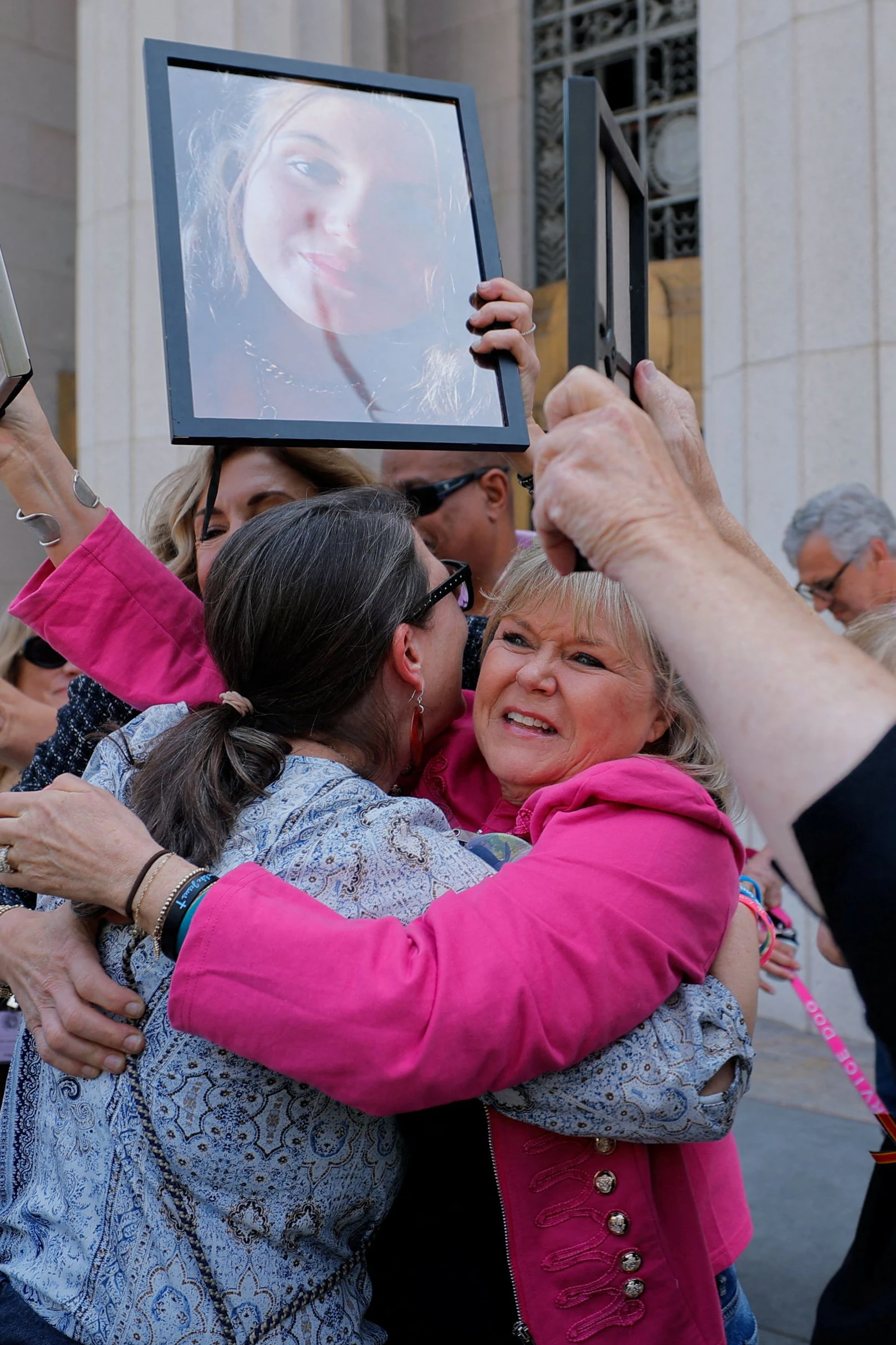 Lori Schott, Mutter eines Opfers von Social-Media-Sucht, feiert das Urteil mit Mitstreiterinnen vor dem Gerichtsgebäude in Los Angeles