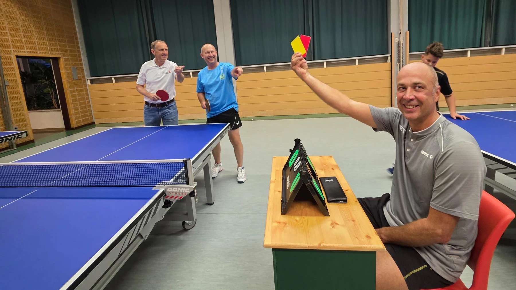 Schiedsrichter Markus Berger und Aschbacher Sportunion-Funktionäre