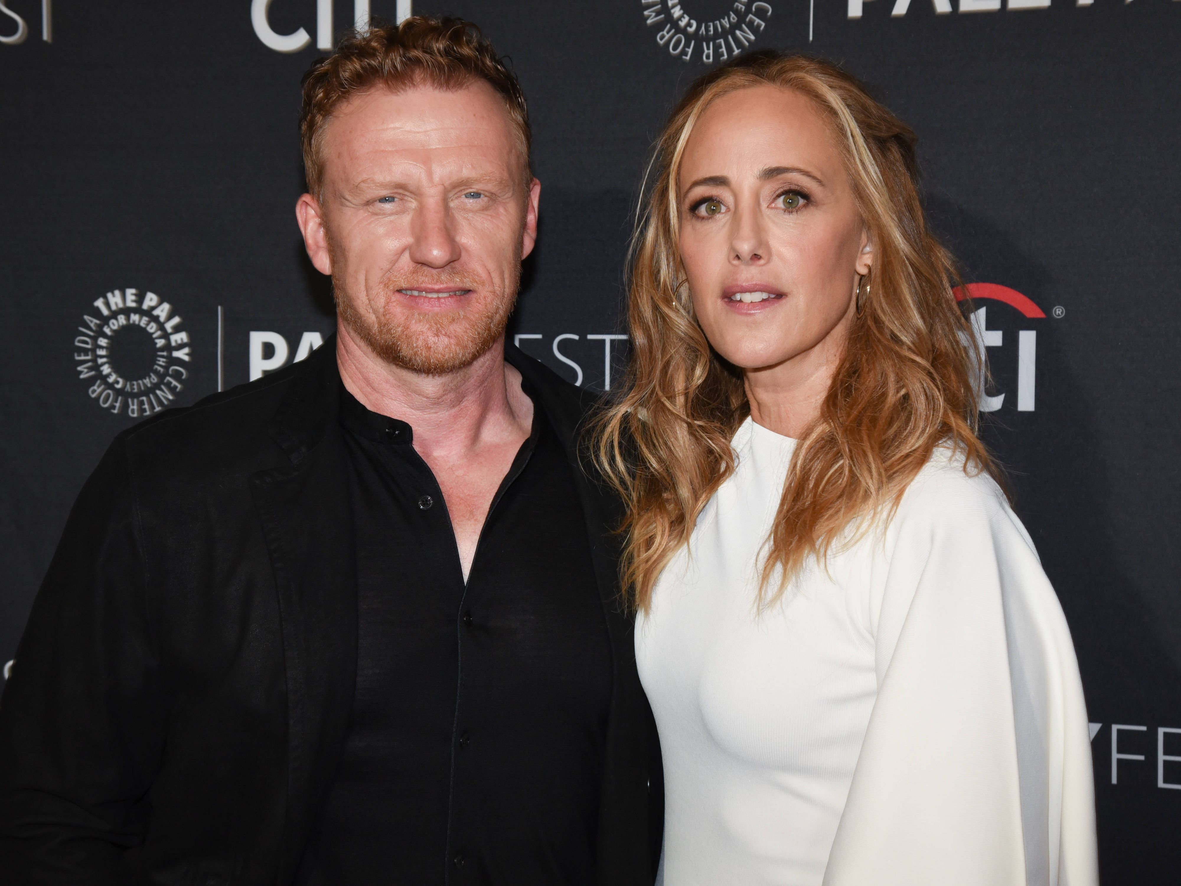 Owen Hunt (Kevin McKidd) und Teddy Altman (Kim Raver) haben so einiges miteinander durch – Krieg, Hochzeit, Kinder, Scheidung, erneute Annäherungsversuche – und all das hat jetzt wohl ein Ende. Die beiden verlassen die Serie und verabschieden sich mit einem emotionalen Post auf Instagram.