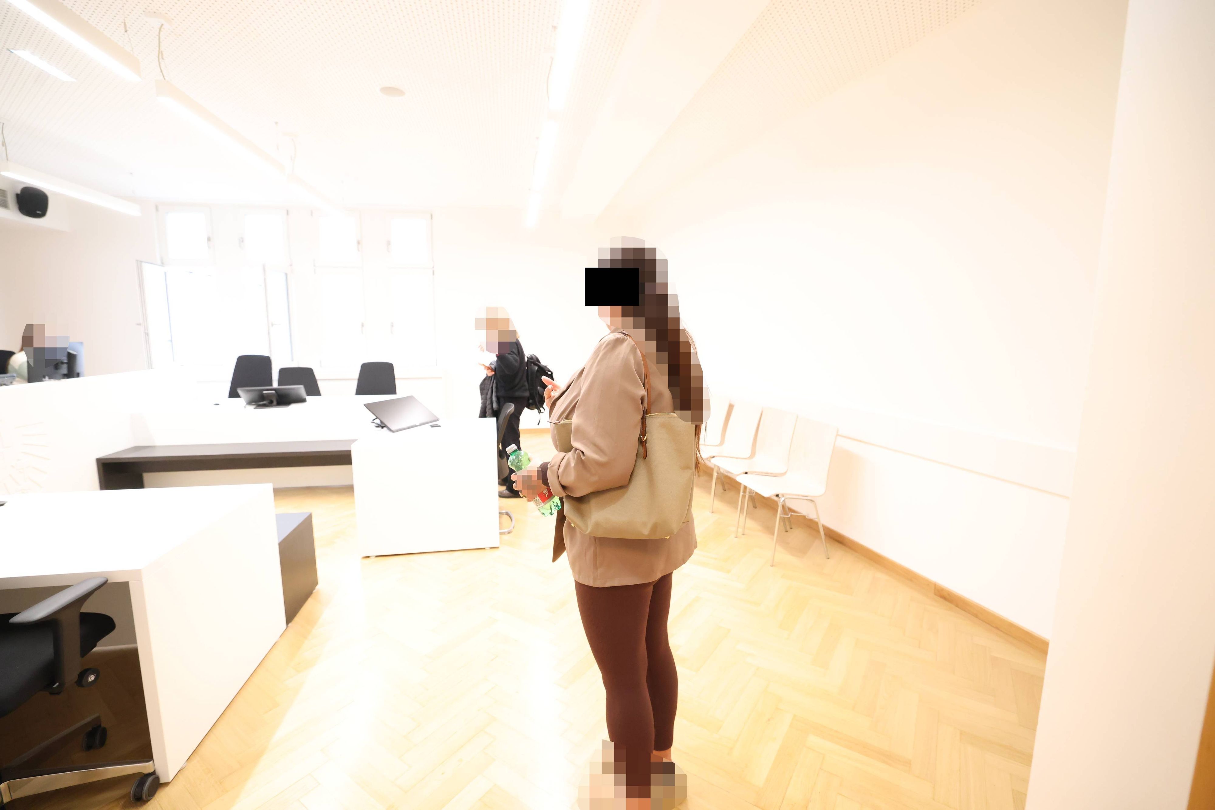 Verdächtige vor Gericht in Wien. 