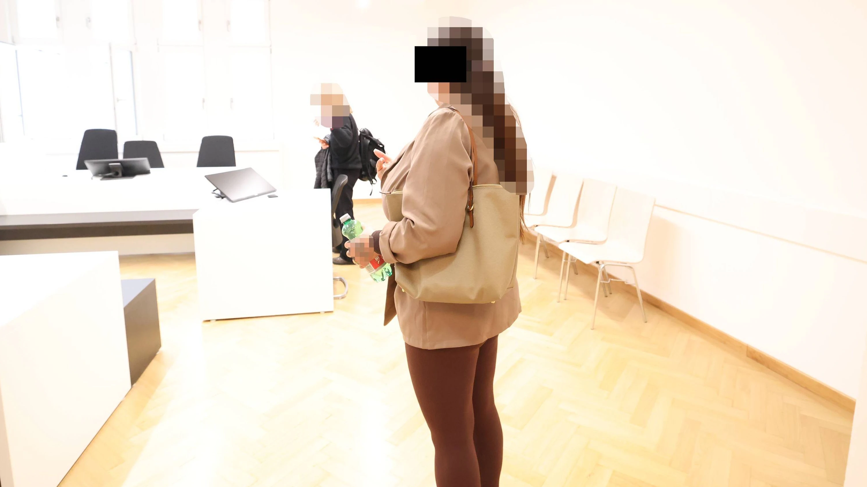 Verdächtige vor Gericht in Wien. 