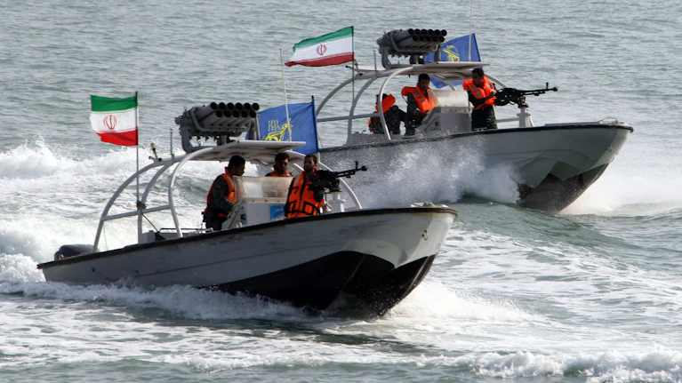 Die ersten Schiffe dürfen die Straße von Hormus wieder befahren – mit Sondergenehmigung der iranischen Revolutionsgarden, die pro Schiff bis zu zwei Millionen US-Dollar verlangen. Die Hintergründe und warum Donald Trump sein Iran-Ultimatum verlängert hat.