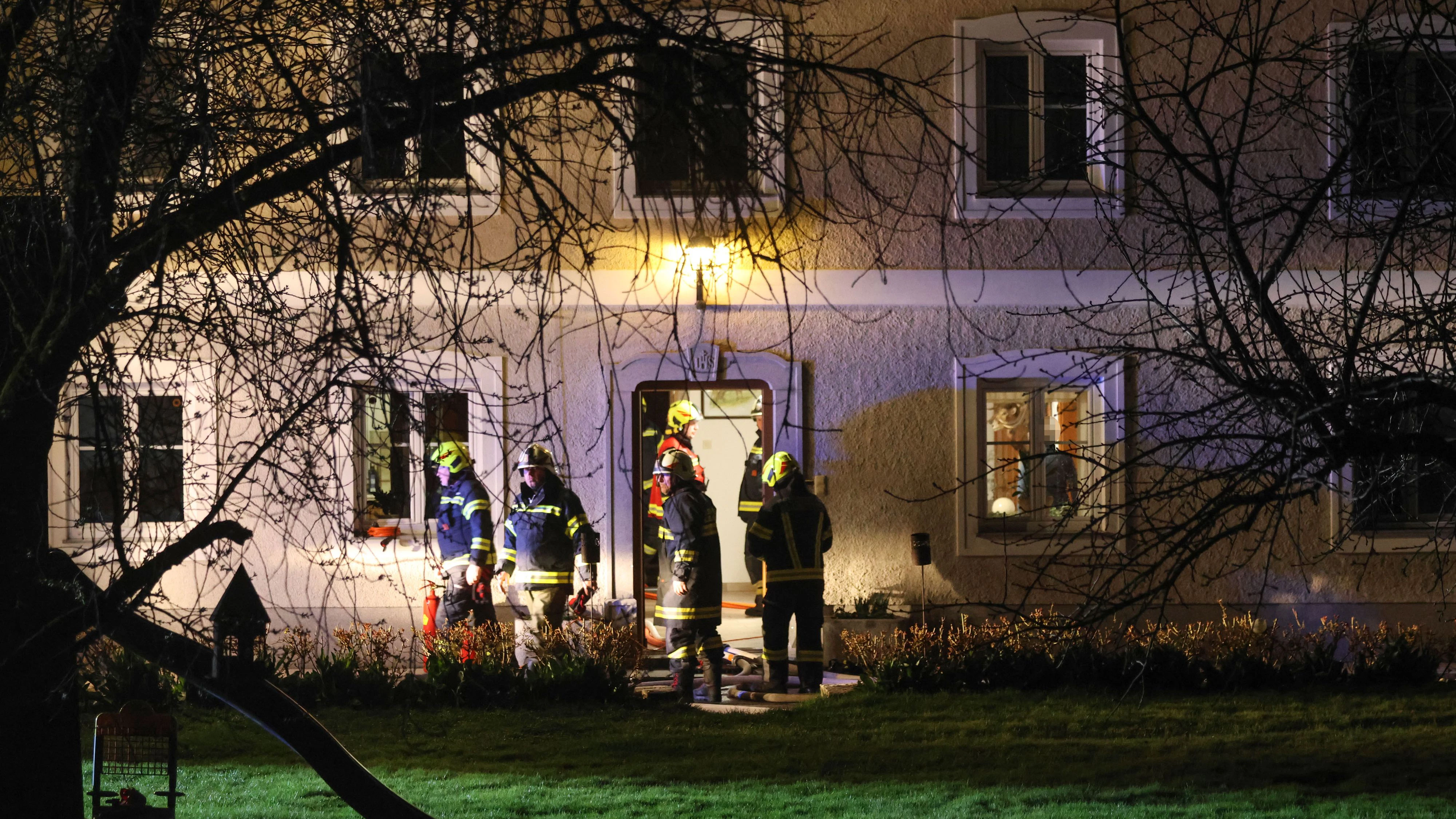 Heute.at - Feuerwehr rückt in der Nacht zu Bauernhof aus