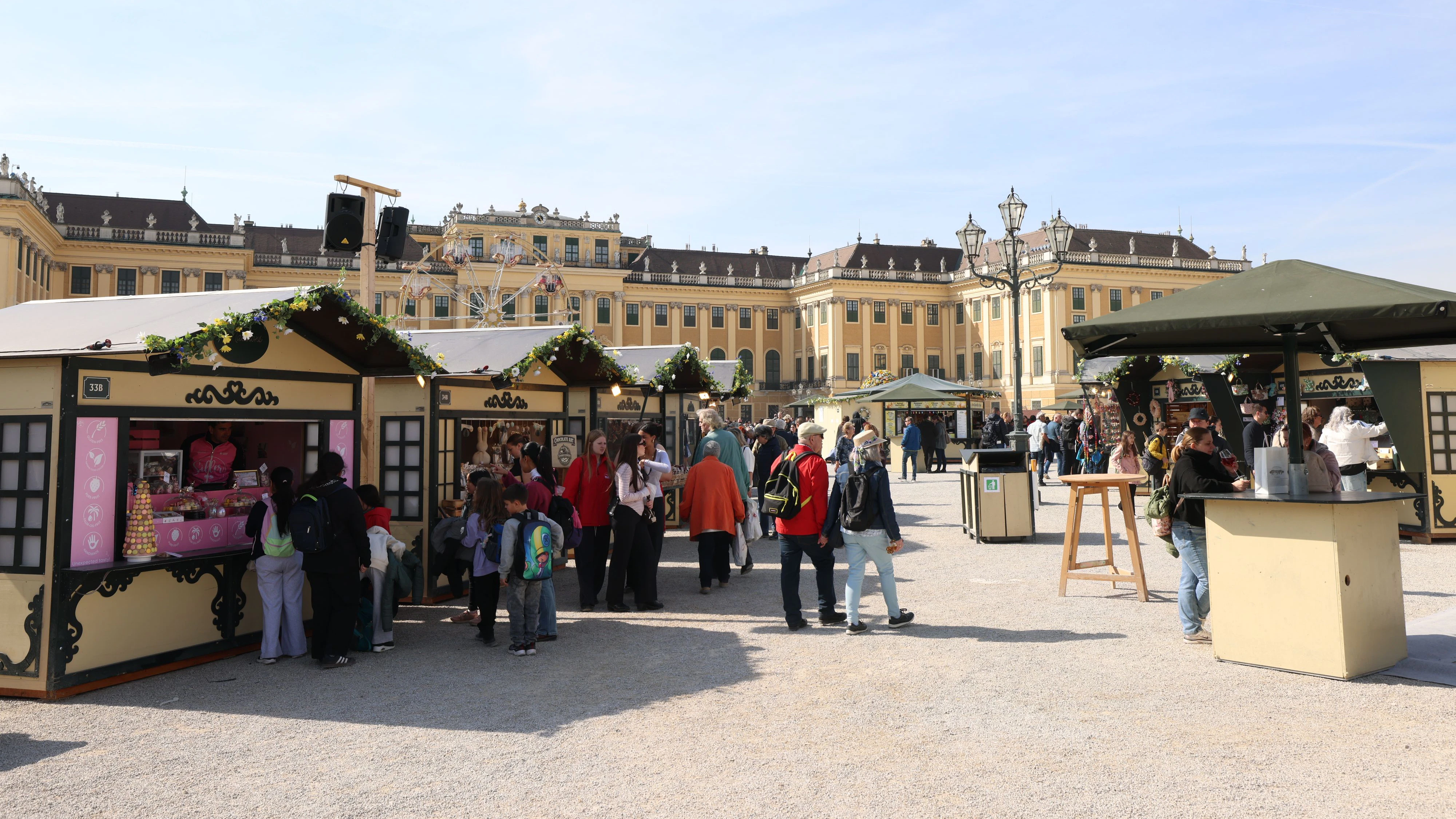 Der Ostermarkt Schönbrunn lockt mit zahlreichen Ständen und Attraktionen.