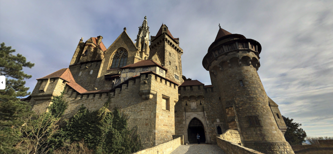 Die Burg Kreuzenstein in Leobendorf (Bezirk Korneuburg) wird öfters zum Filmort für Hollywood.