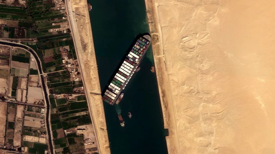 Dass 2021 ein riesiges Containerschiff im Suez-Kanal sechs Tage lang feststeckte kam die Weltwirtschaft teuer zu stehen.