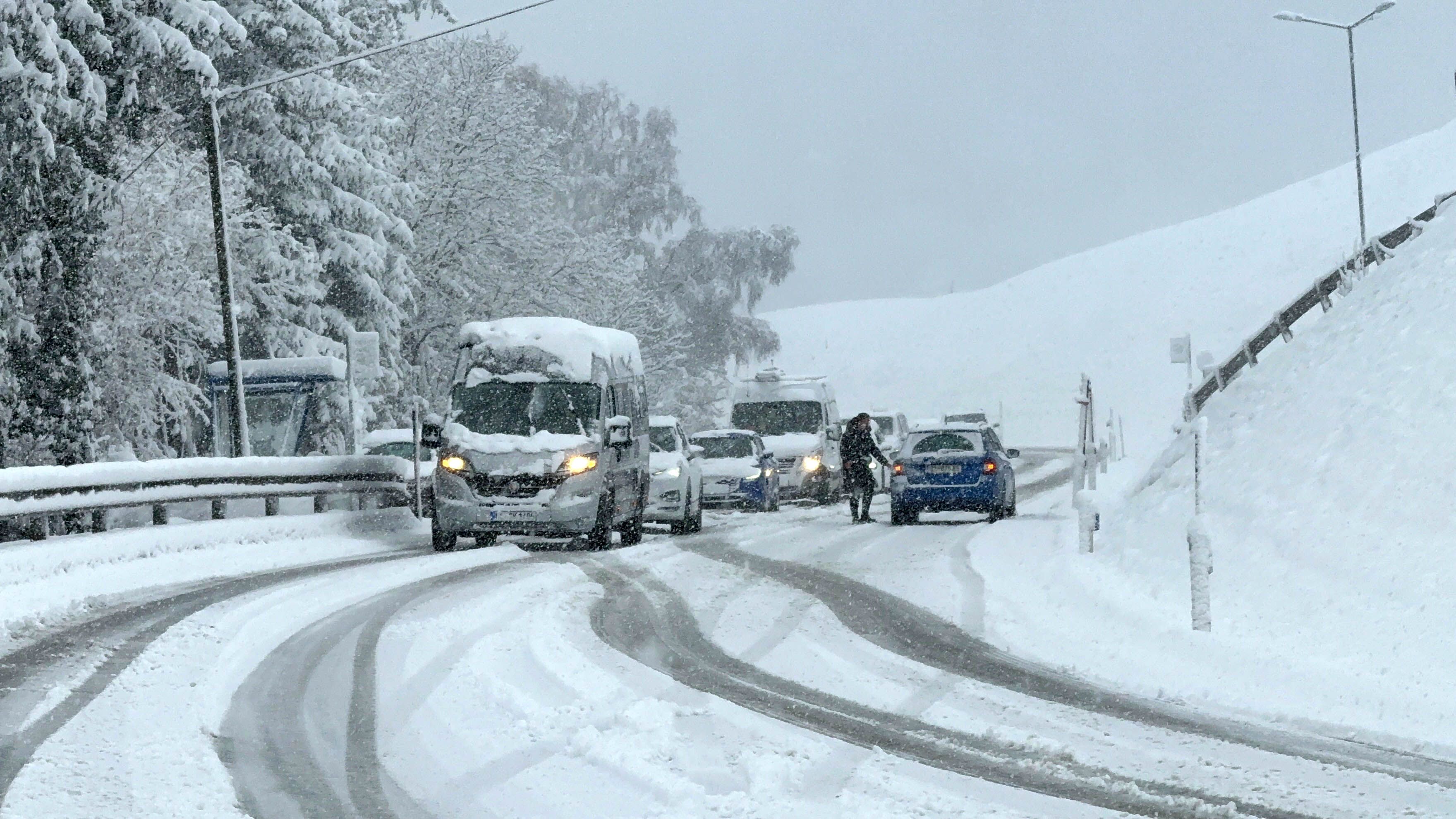 Heute.at - Probleme, Sperren – totales Schnee-Chaos in Österreich