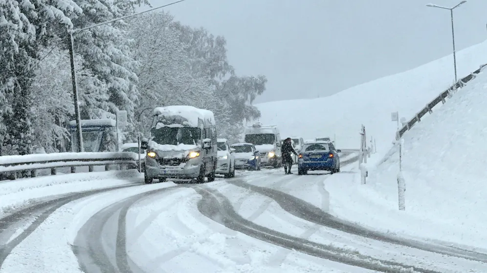 Heute.at - Probleme, Sperren – totales Schnee-Chaos in Österreich