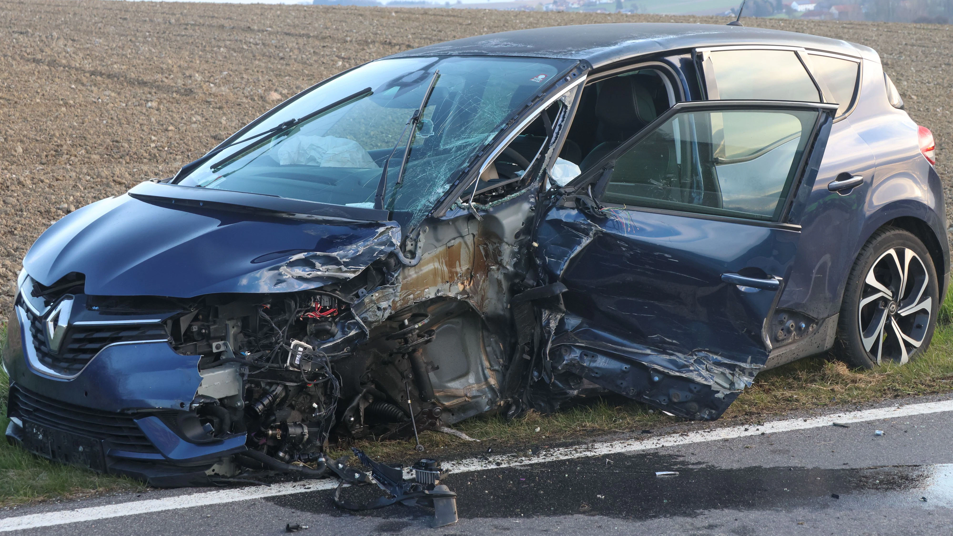 Eines der beiden völlig zerstörten Autos