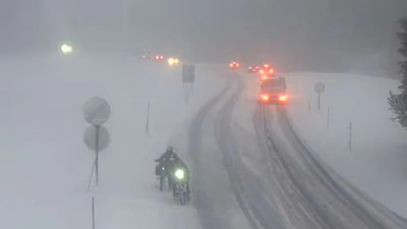 Heute.at - Kurioses Foto! Radfahrer kämpft sich durch Schnee-Chaos