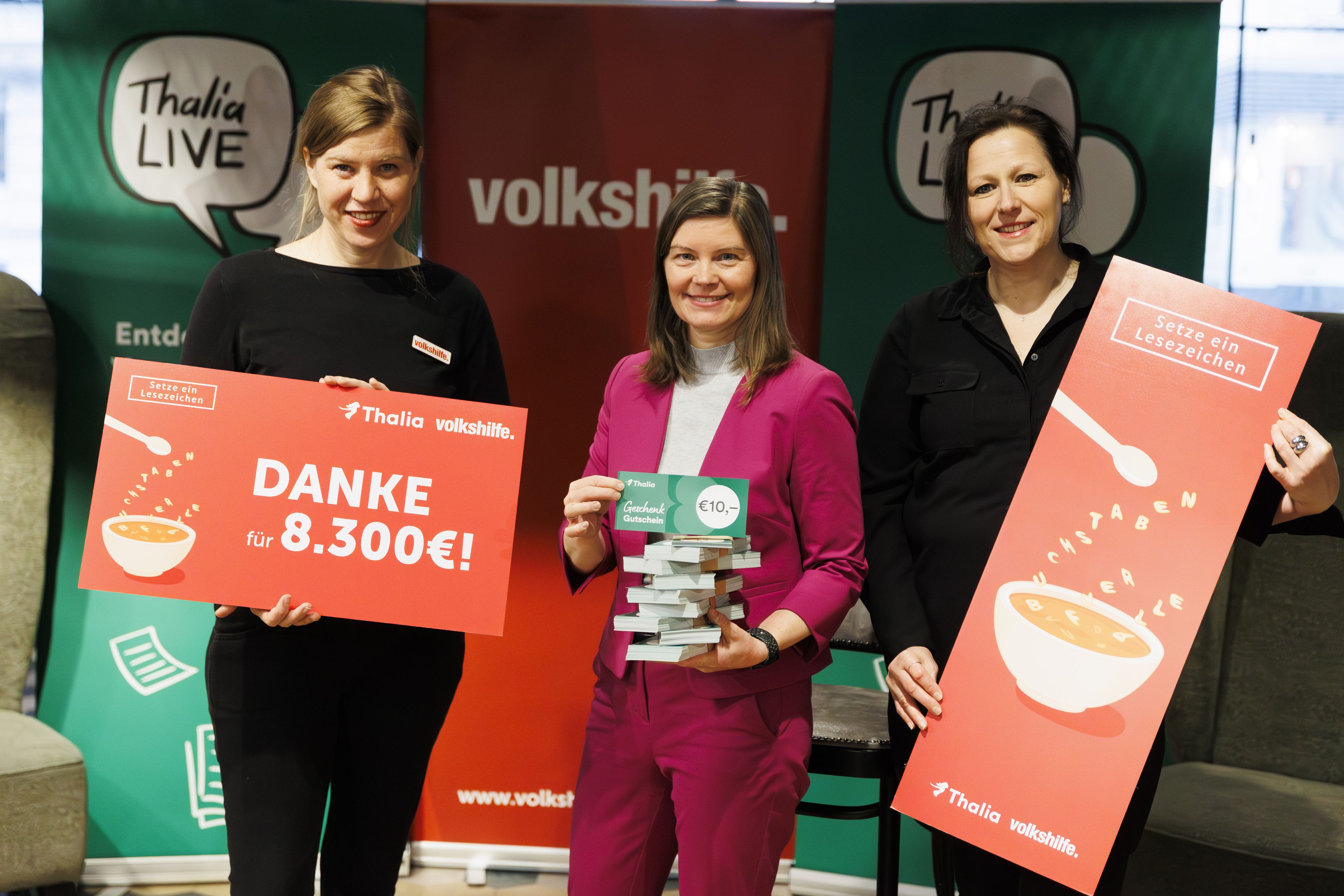 Symbolische Scheckübergabe mit Judith Ranftler (l.) von der Volkshilfe Österreich und Thalia-Geschäftsführerin Andrea Heumann (r.)