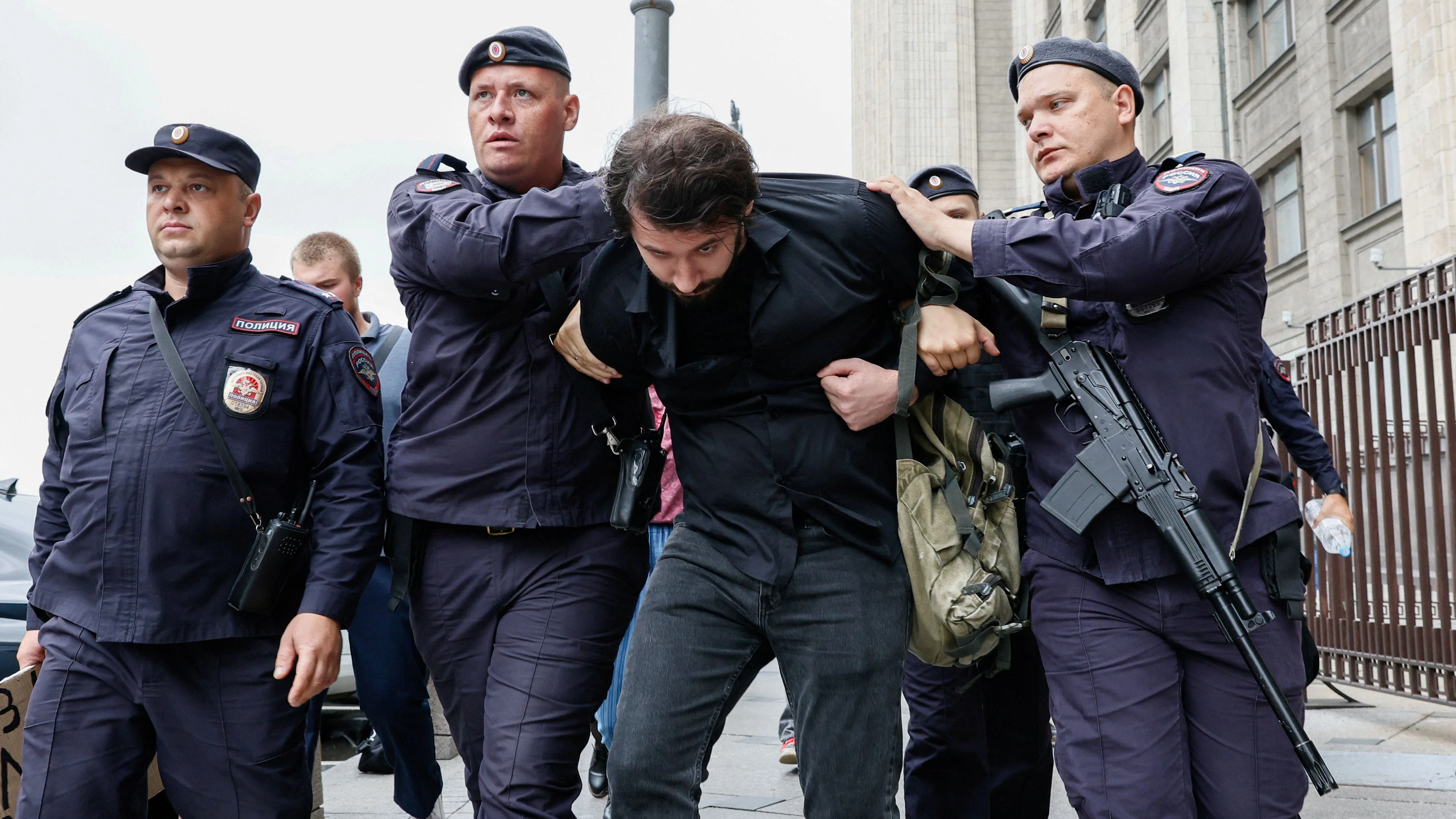 Der politische Aktivist Dmitri Kisijew protestierte 2025 in Moskau gegen die Einschränkungen bei der Internetsuche und wurde festgenommen