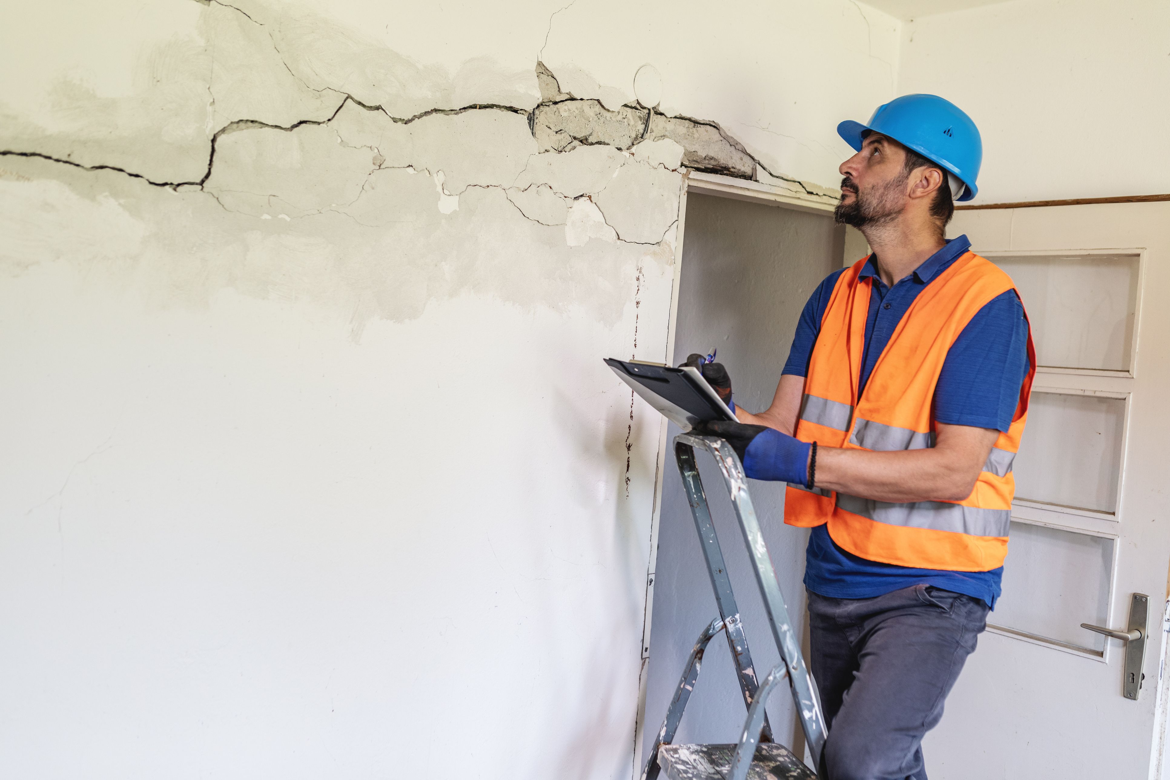 Ob Risse in der Wand oder Schimmel im Badezimmer - schildere uns deine Erfahrungen mit Baumängeln und gewinne 50 Euro.