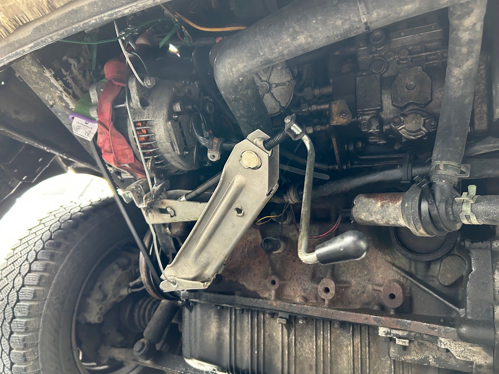 Der Wagenheber war unterhalb des Motors angeschweißt.