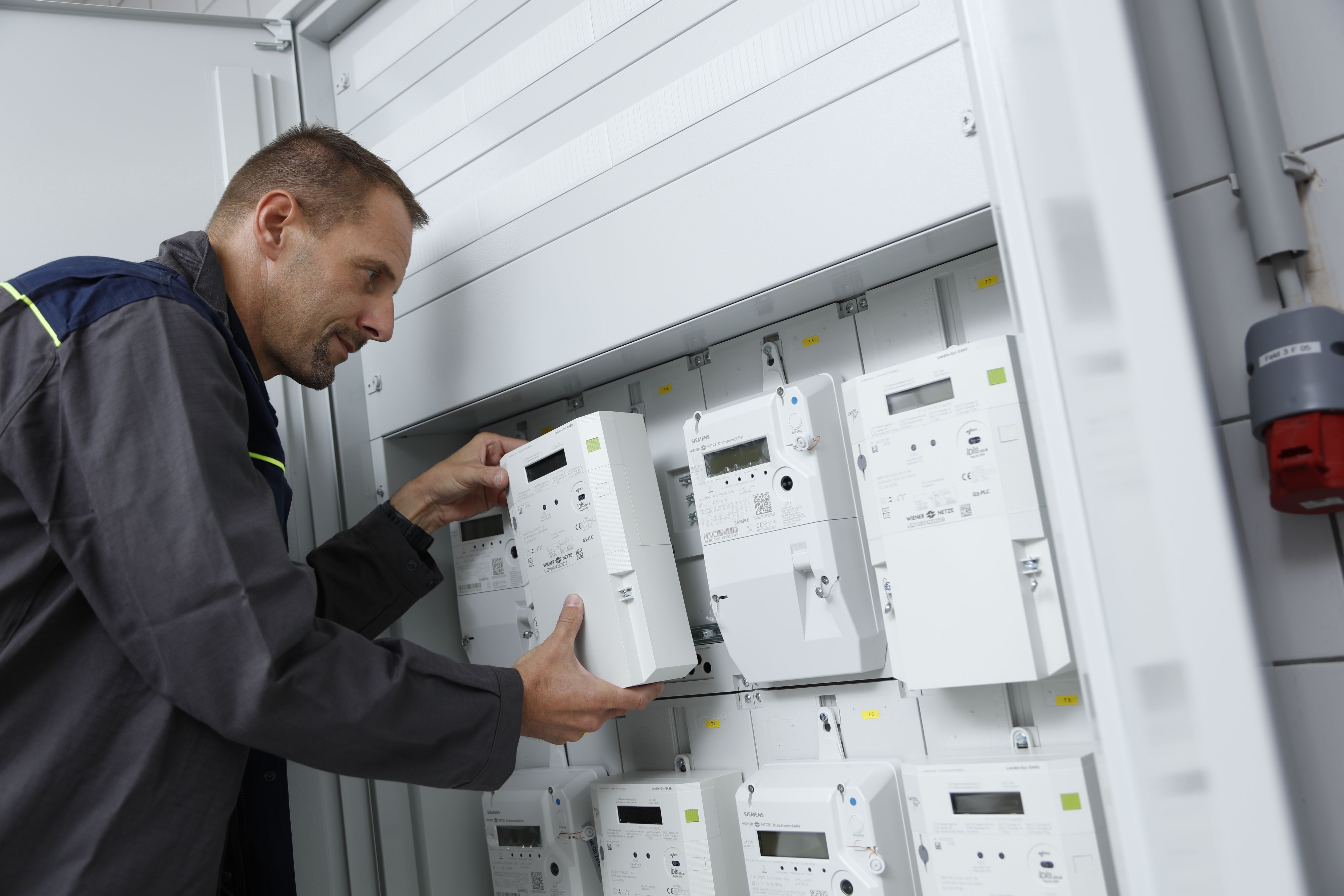 Die Montage eines neuen, elektronischen Stromzählers durch einen Wiener-Netze-Mitarbeiter.