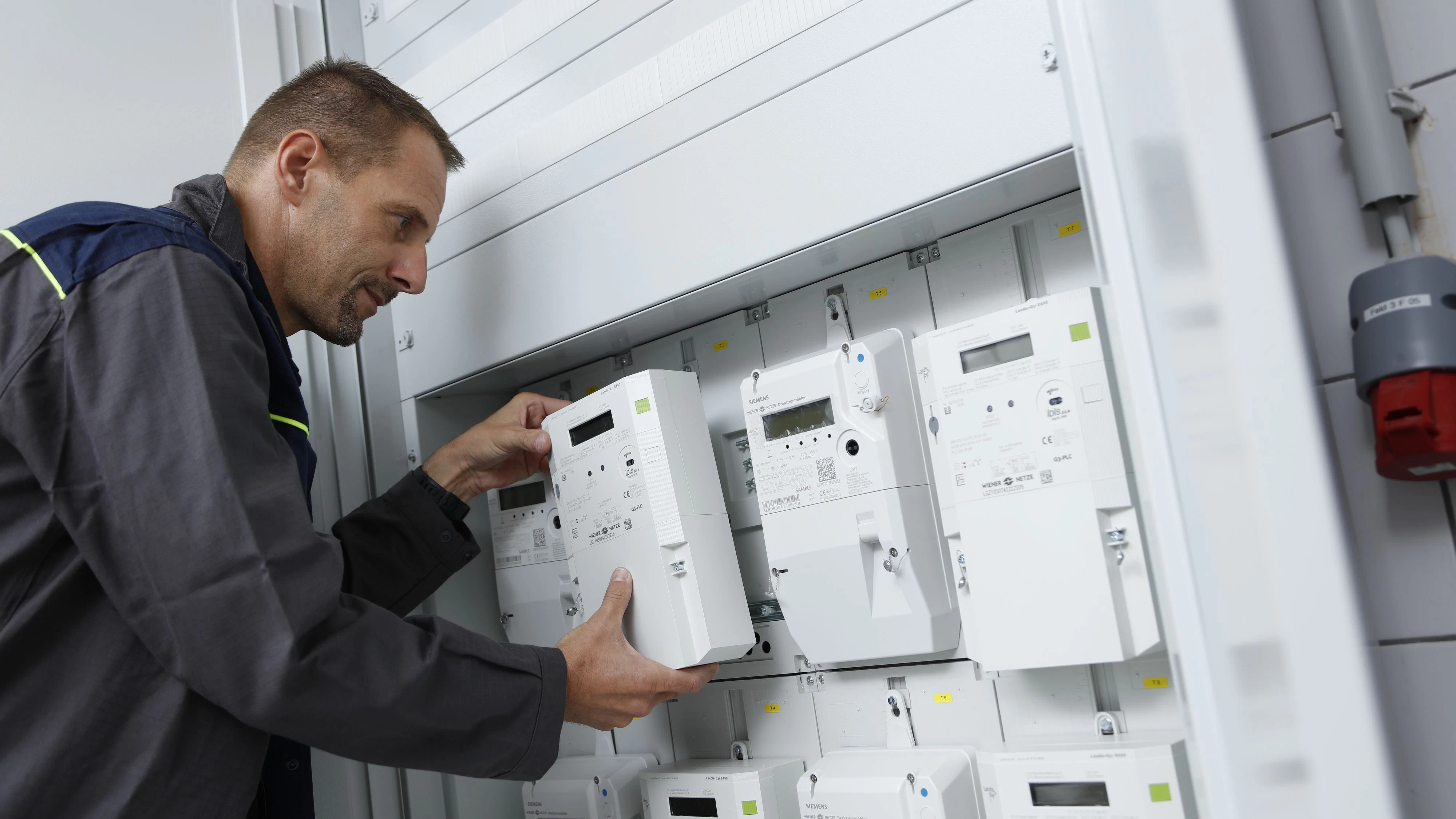 Montage eines neuen, elektronischen Stromzählers durch einen Wiener Netze Mitarbeiter