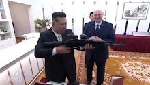 Lukaschenko schenkt Kim Jong Un Sturmgewehr