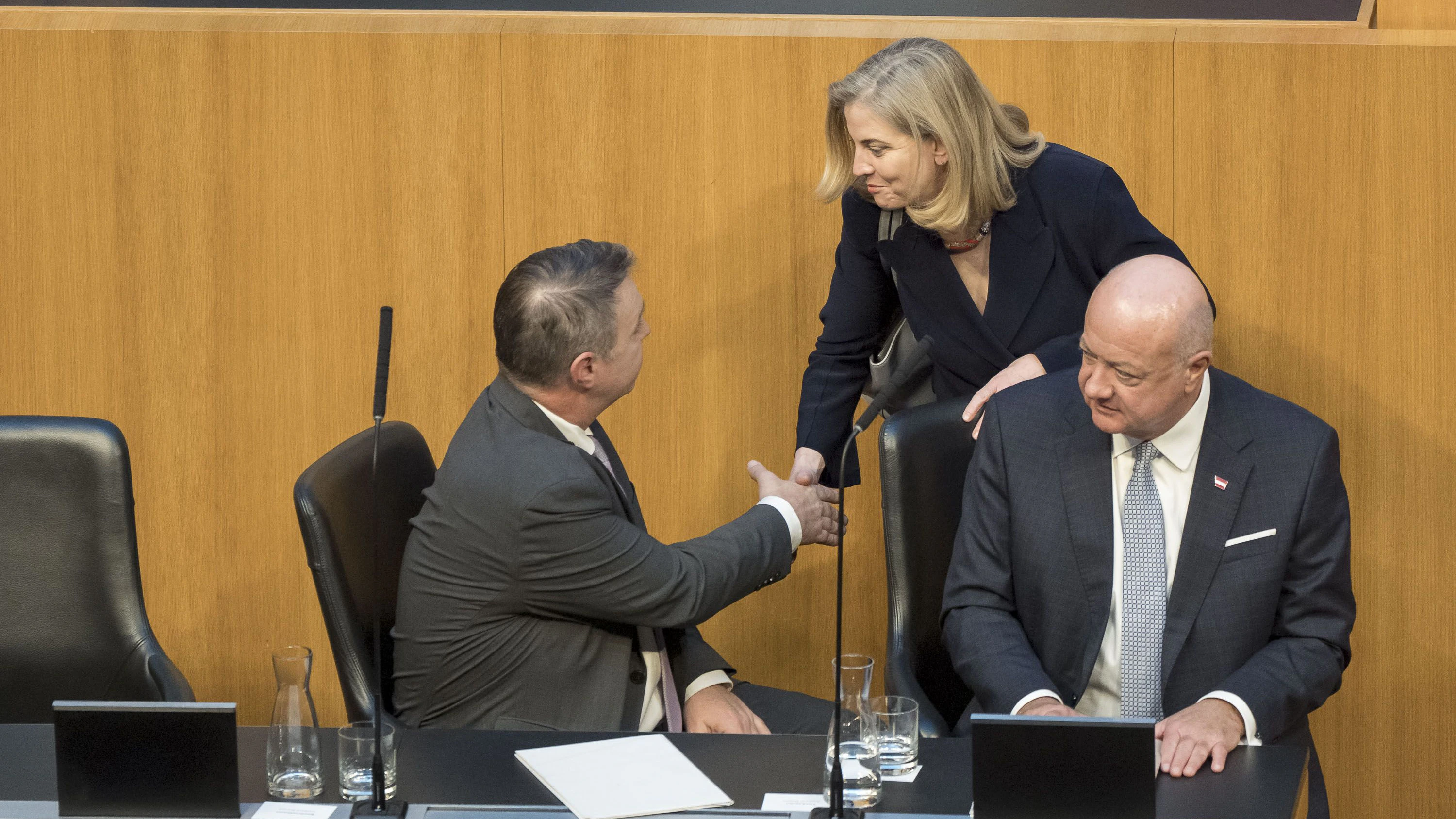 ... schenkt's ihr euch in Traiskirchen eigentlich auch Osterhasen oder tut's ihr batiken? ...