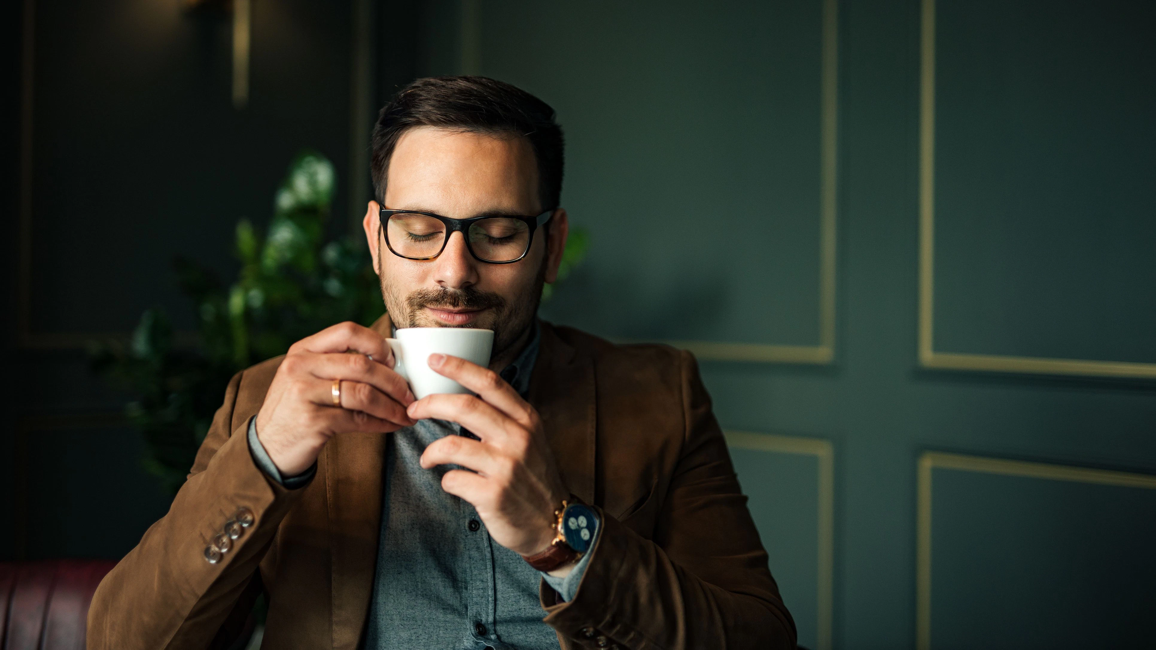 Mann trinkt Kaffee...