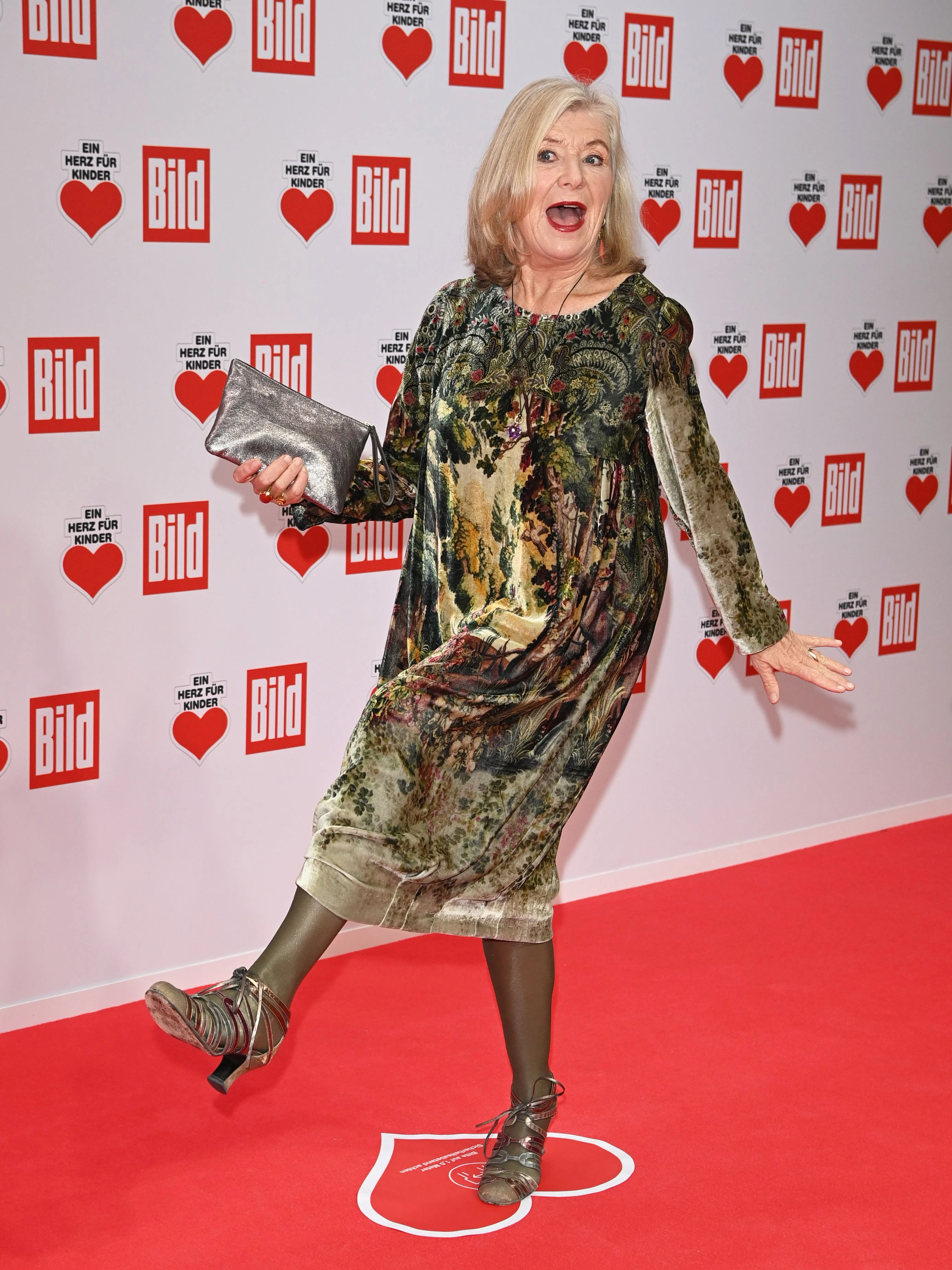 Jutta Speidel am roten Teppich bei der Spendengala "Ein Herz für Kinder" in Berlin, 2021.