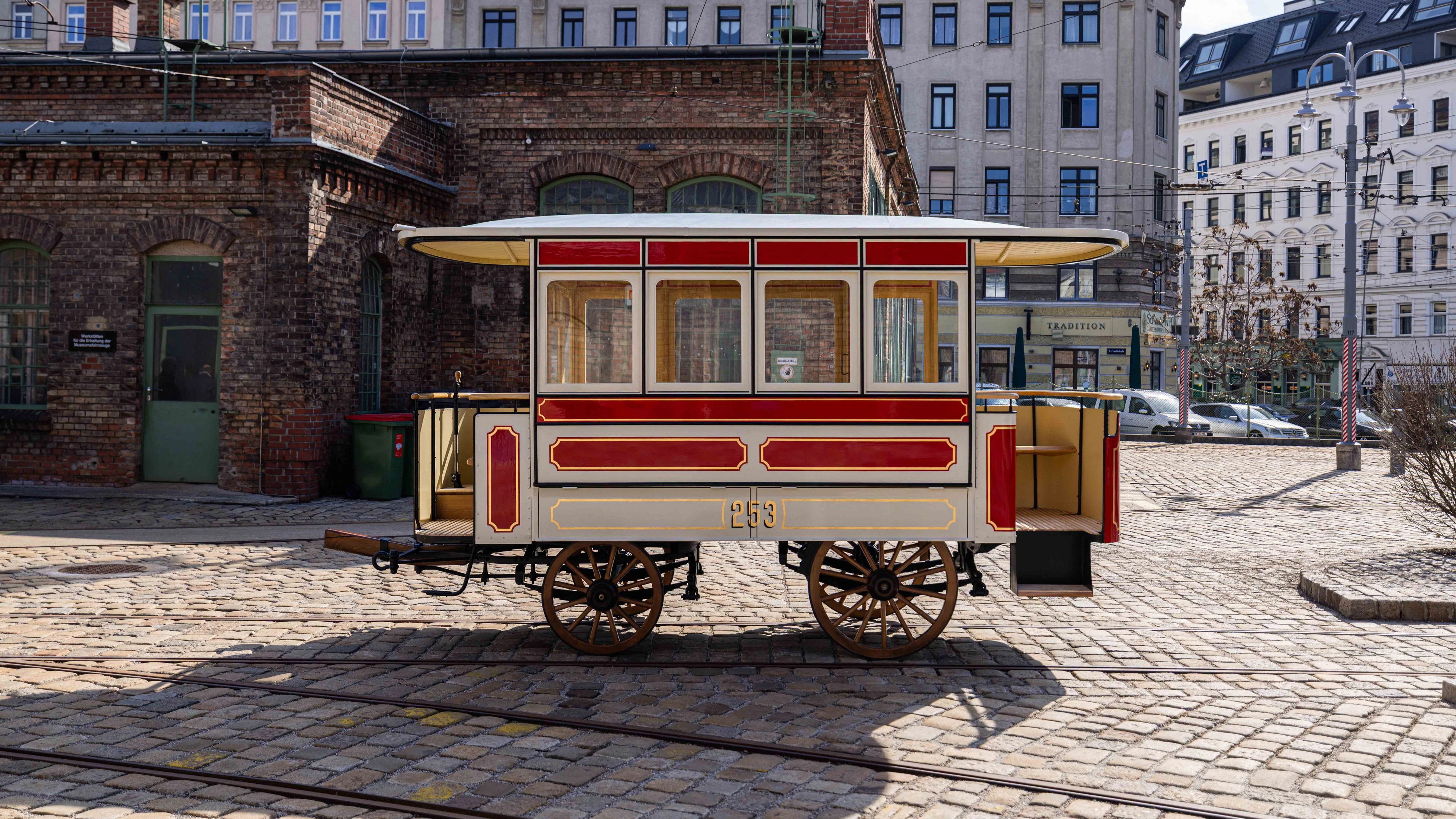 Für den Wiederaufbau wurden - soweit möglich - Original-Bestandteile verwendet.