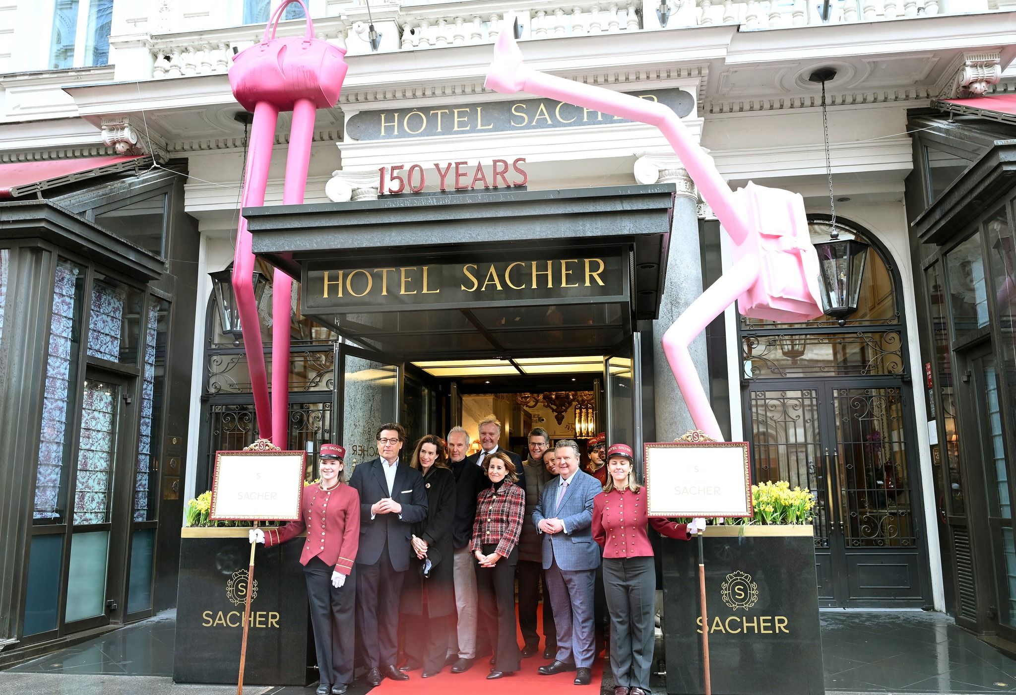 Sacher-Mitabeiterinnen mit CEO Matthias Winkler, Élise Mougin-Wurm, Künstler Erwin Wurm, Klaus Albrecht Schröder, Sacher Co-Eigentümerin Alexandra Winkler, Sacher Co-Eigentümer Georg Gürtler, Eva Gürtler, Bürgermeister Michael Ludwig (SP).