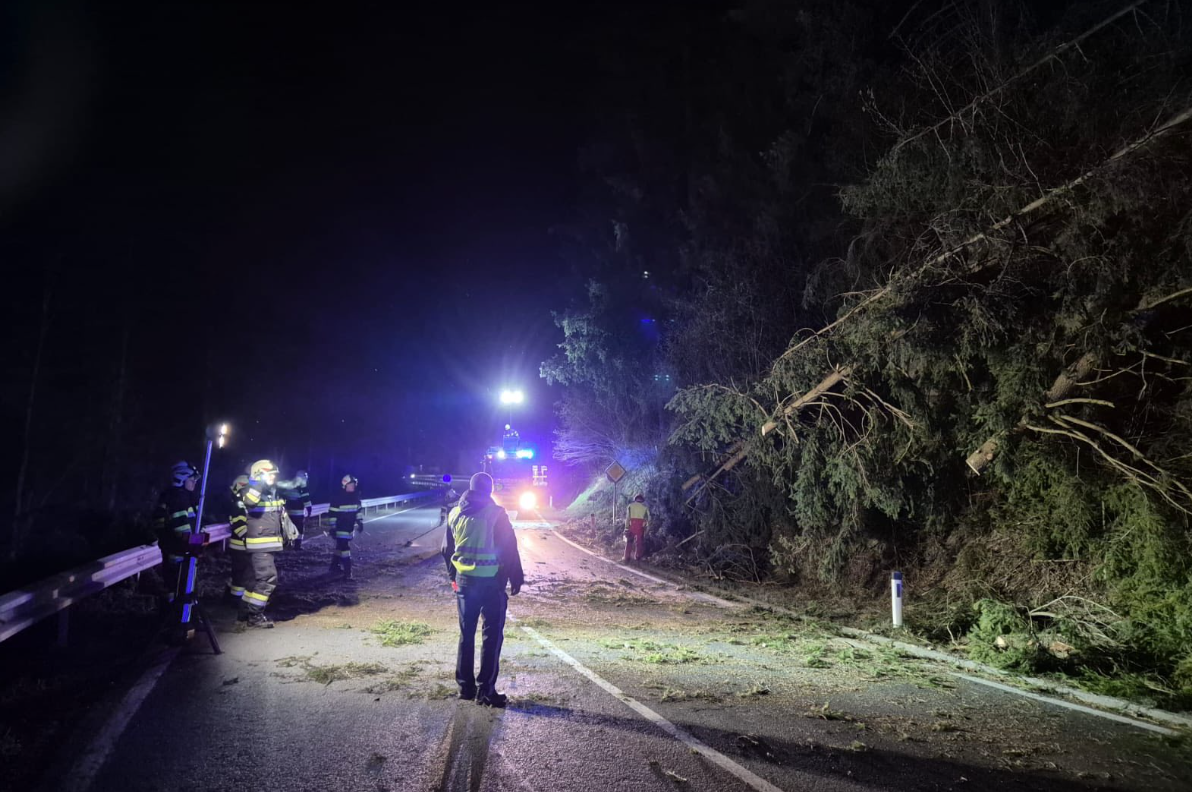 Die Feuerwehr steht seit Stunden im Dauereinsatz.