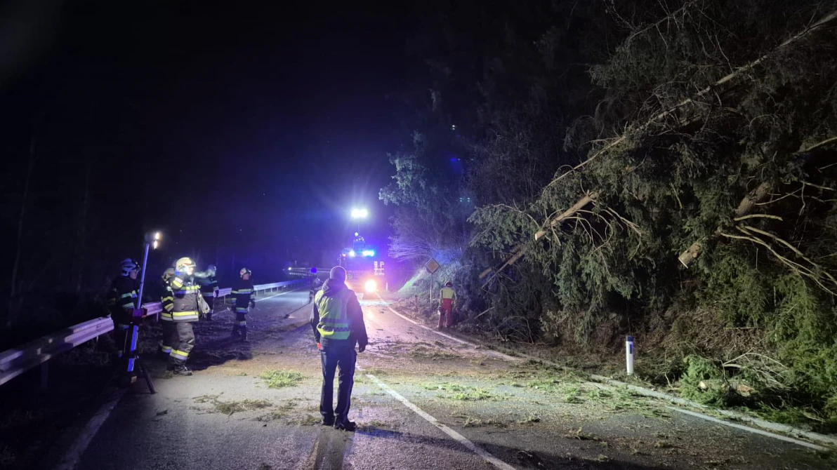 Die Feuerwehr steht seit Stunden im Dauereinsatz.