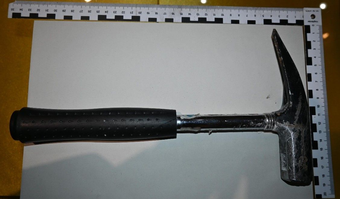 DIe Polizei konnte das mutmaßliche Tatwerkzeug, einen Hammer, sicherstellen.
