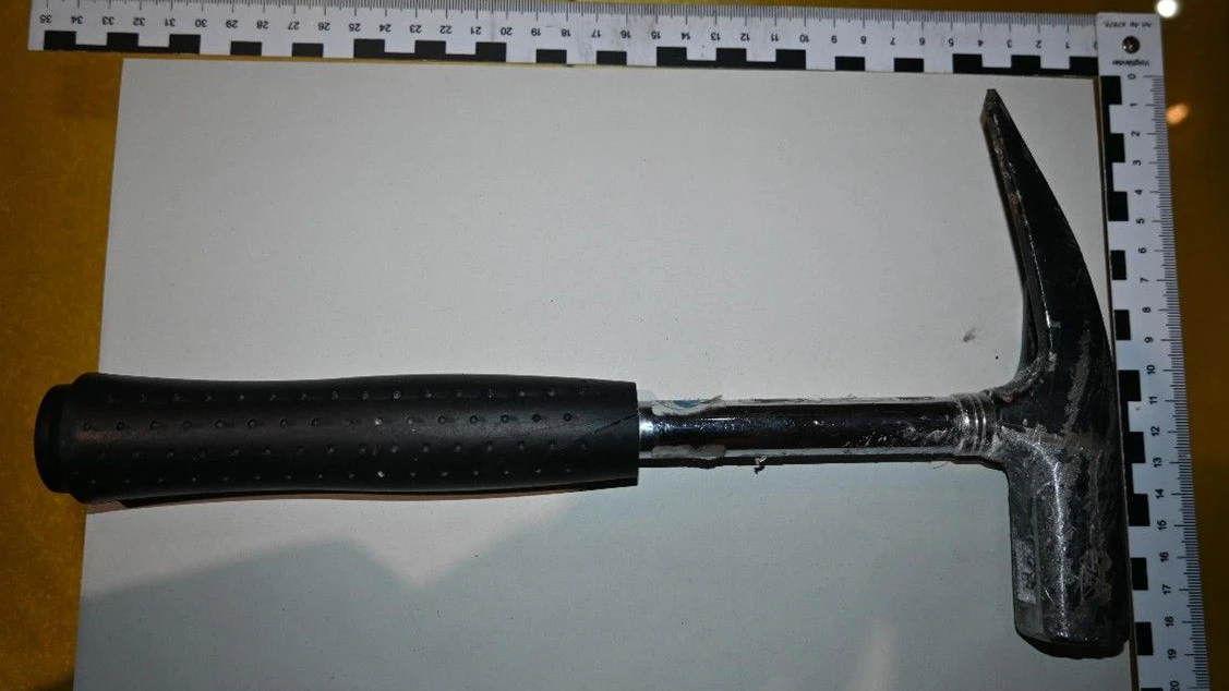 DIe Polizei konnte das mutmaßliche Tatwerkzeug, einen Hammer, sicherstellen.