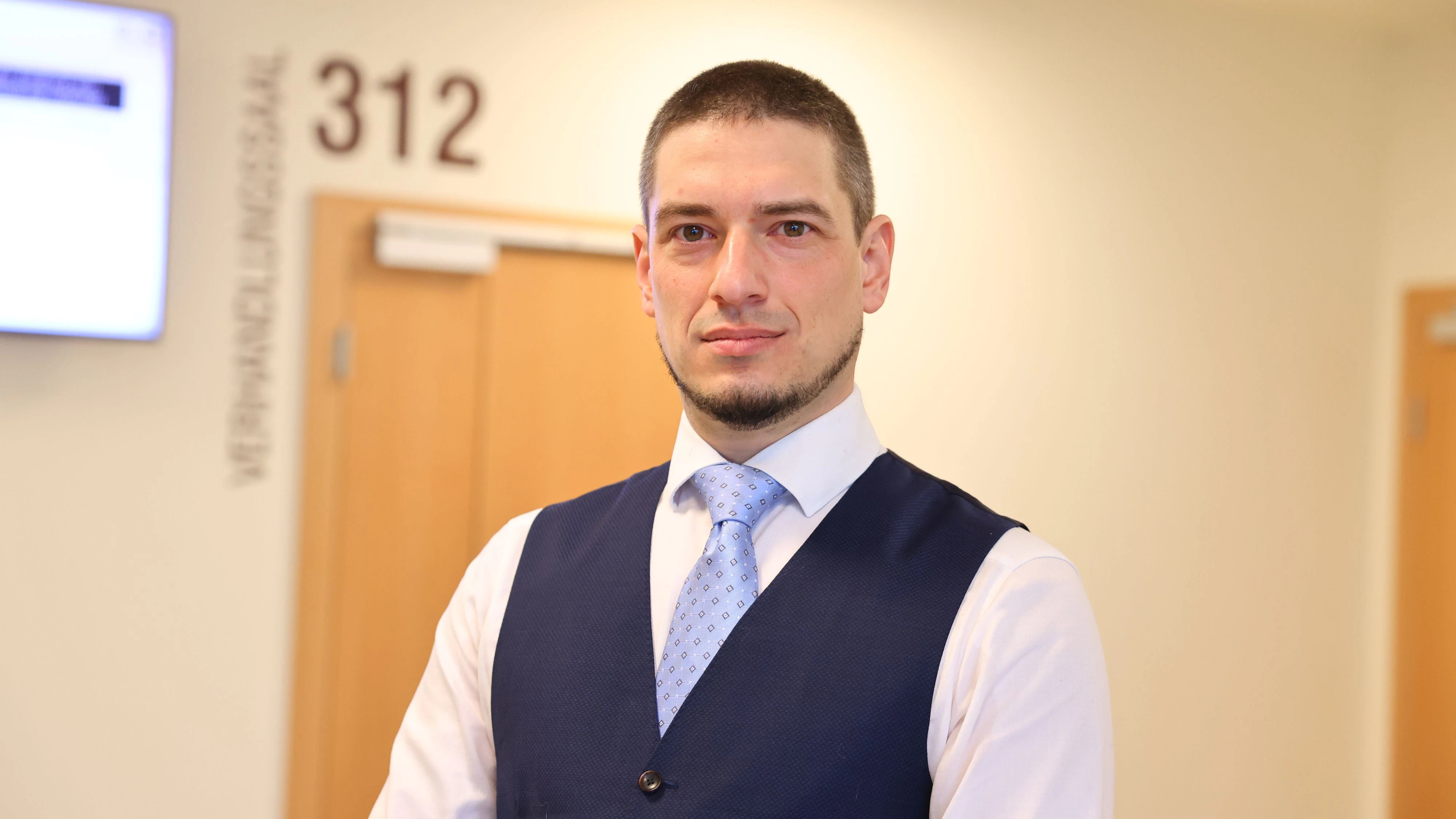 Rechtsanwalt Philipp Springer vertritt Frederika F. im Prozess am Wiener Landesgericht.