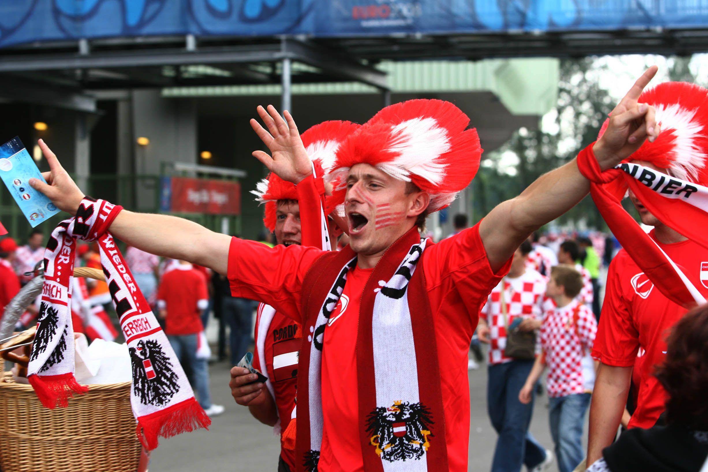 Fans stürmen heute zum Länderspiel Österreich gegen Ghana im Wiener Prater. 