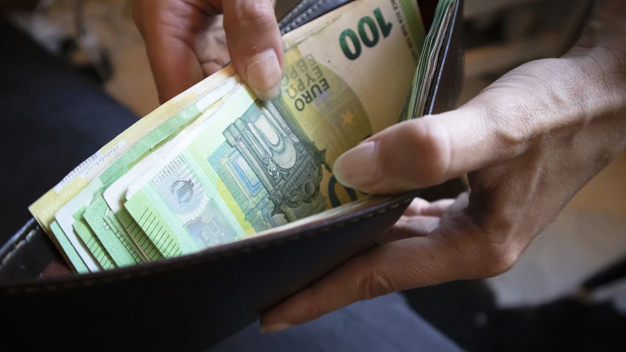 Frau soll Hundert Euro Scheine aus Börserl von Ex gestohlen haben. 