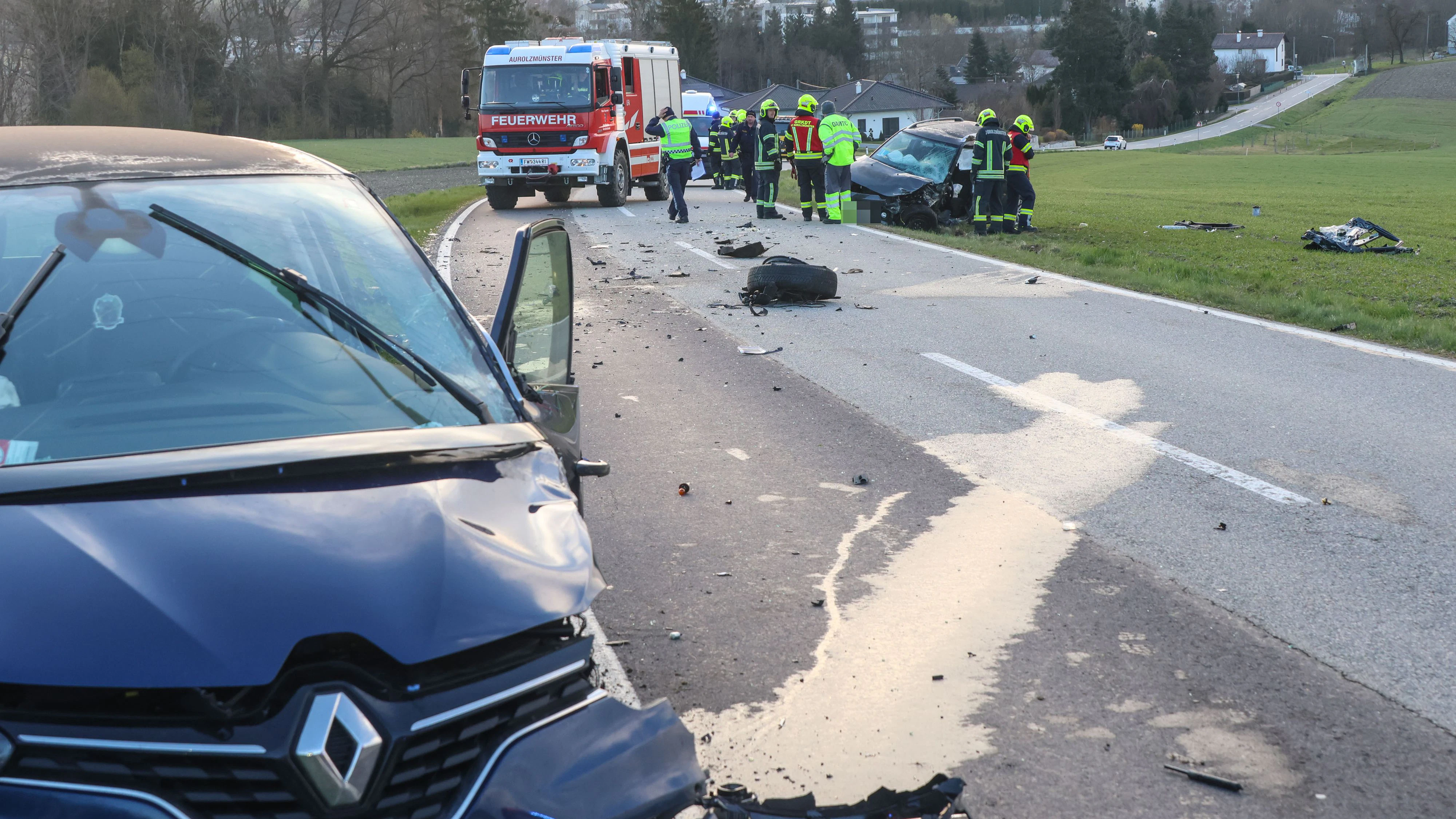Die Einsatzkräfte hatten nach dem schweren Crash alle Hände voll zu tun.