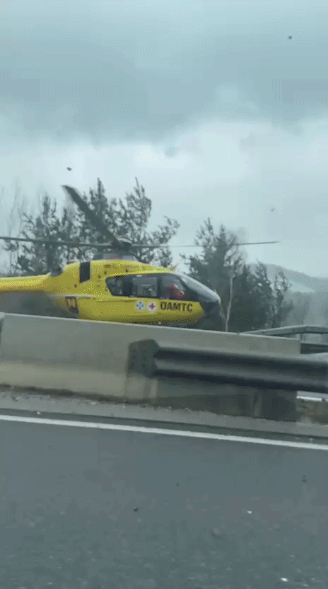 Heute.at - Fahrzeug überschlagen! Unfall auf A2 legt Verkehr lahm