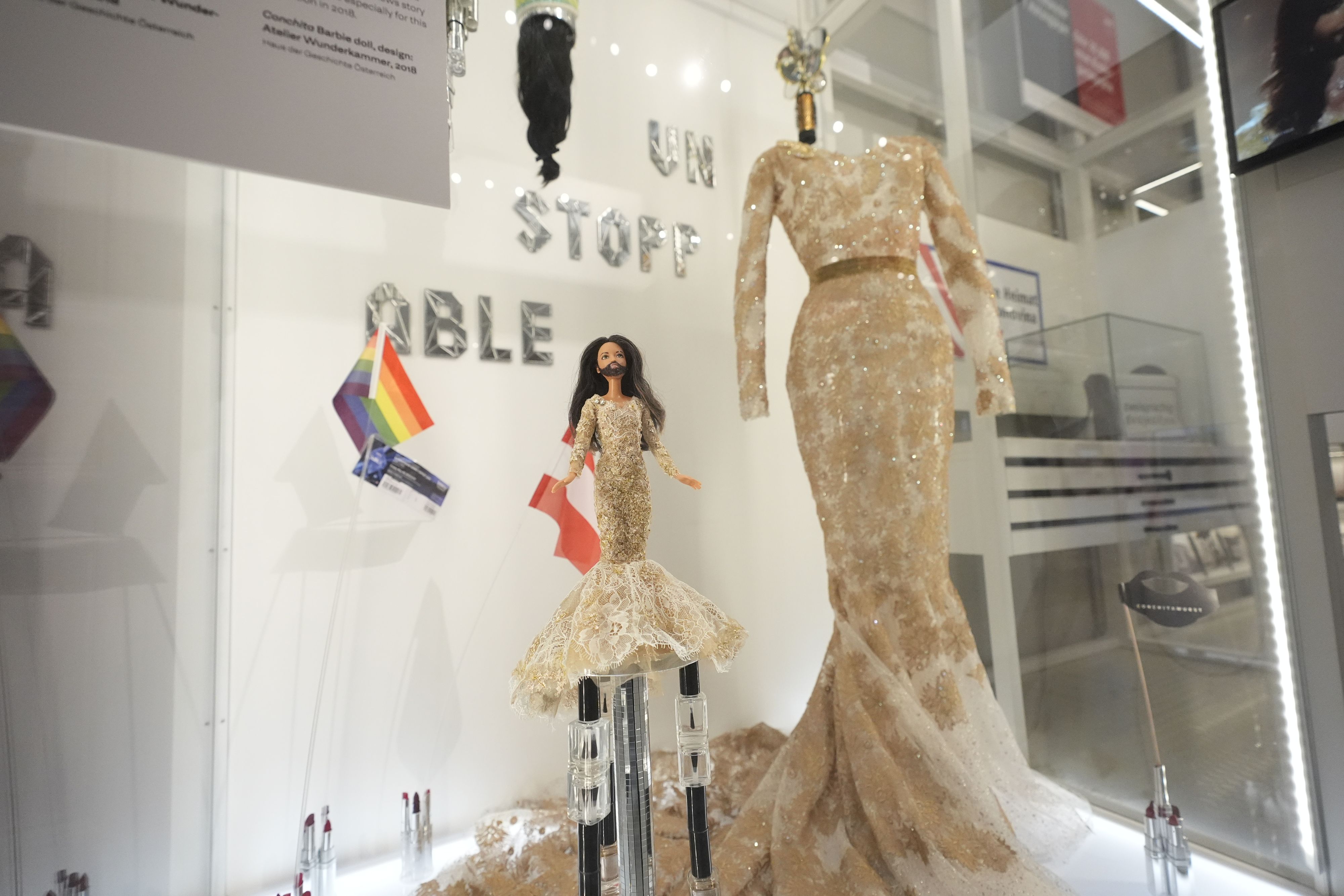 Conchita Wursts ikonisches Kleid ist ausgestellt.