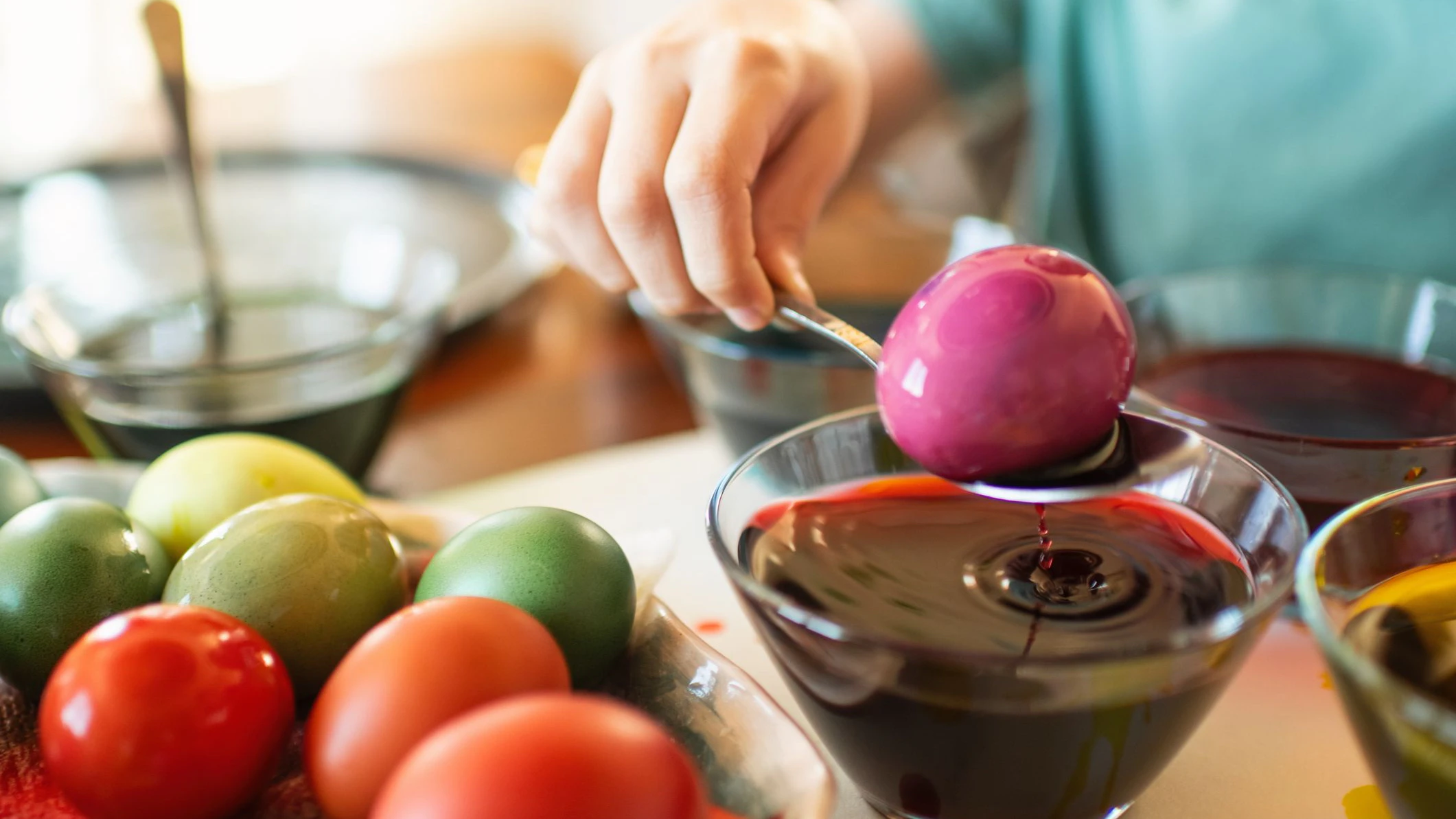 Eine beliebte Ostertradition in Österreich: Das Färben von Ostereiern. 
