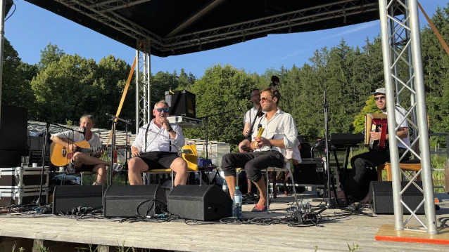 Beim letzten VinziRast in Concert begeisterte 5/8erl in Ehr'n das Publikum