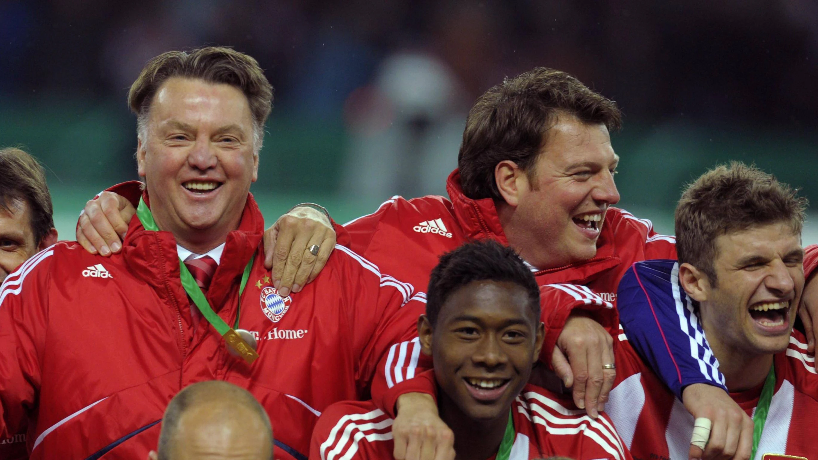  15.05.2010, Fussball DFB-Pokalfinale im Berliner Olympiastadion, SV Werder Bremen - FC Bayern München. Die Bayernspieler jubeln nach der Pokalüberreichung zusammen, hi.v.li.: Fitnesstrainer Thomas Wilhelmi, x, Trainer Louis van Gaal, David Alaba, Psychologe Philipp Laux, Thomas Müller vorn: Ivica Olic, Arjen Robben und Anatoliy Tymoshchuk